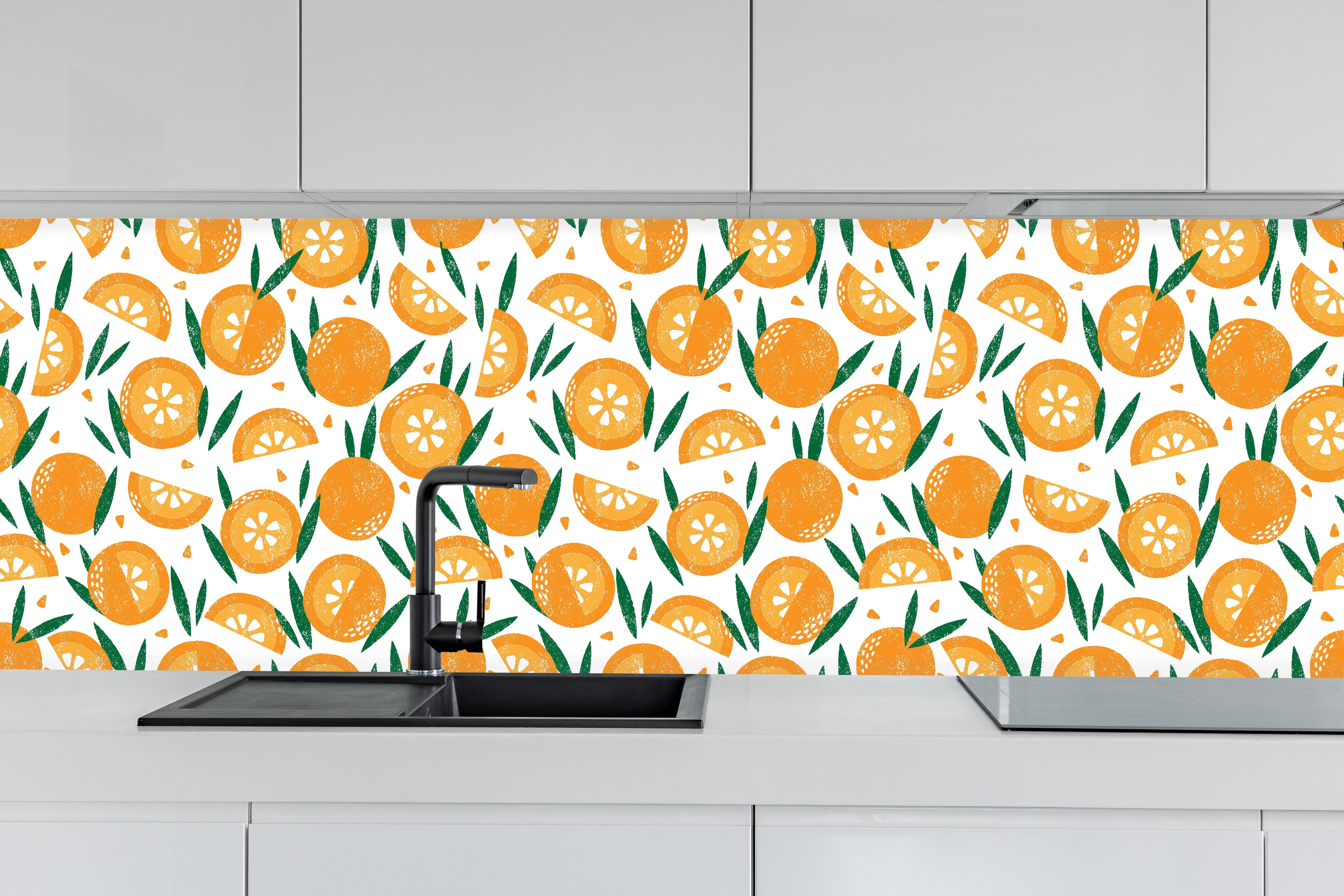 Küche - Orangenmuster Radiant Slice hinter weißen Hochglanz-Küchenregalen und schwarzem Wasserhahn