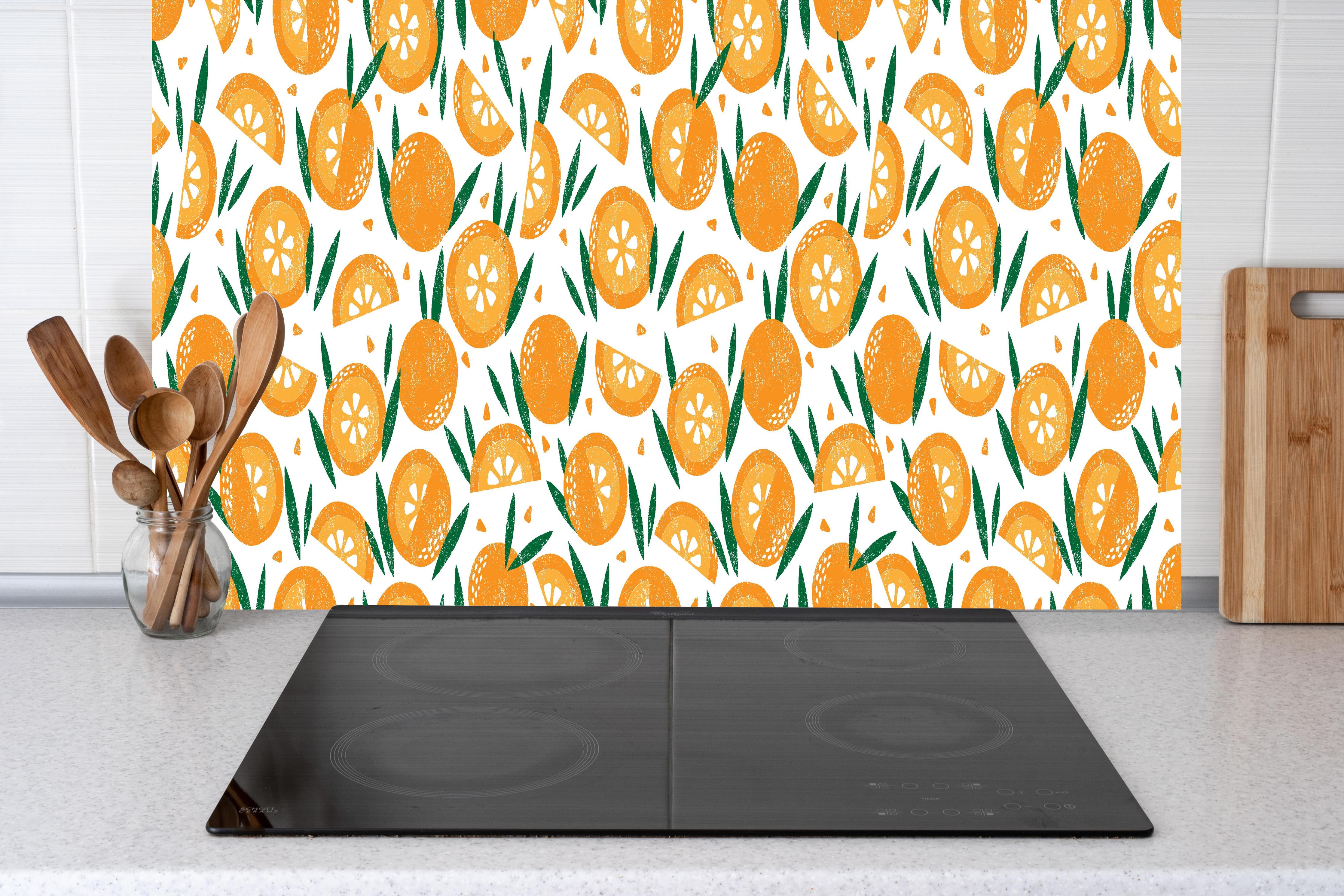 Küche - Orangenmuster Radiant Slice hinter Cerankochfeld und Holz-Kochutensilien