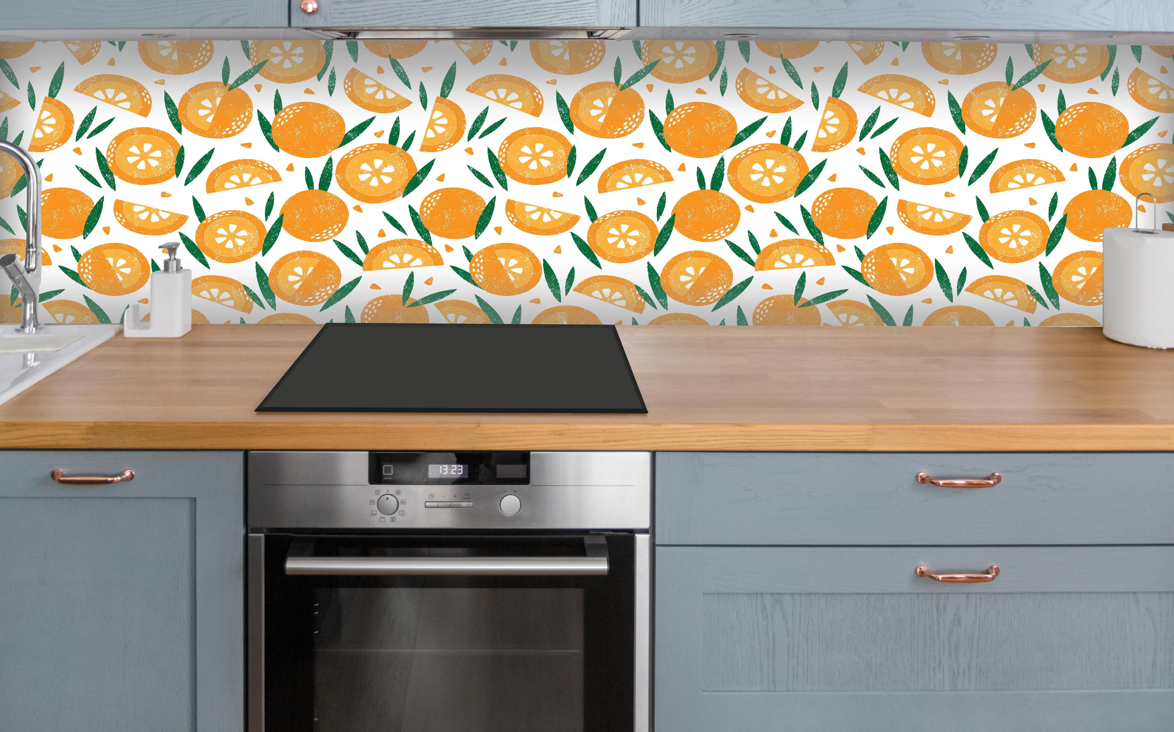 Küche - Orangenmuster Radiant Slice über polierter Holzarbeitsplatte mit Cerankochfeld