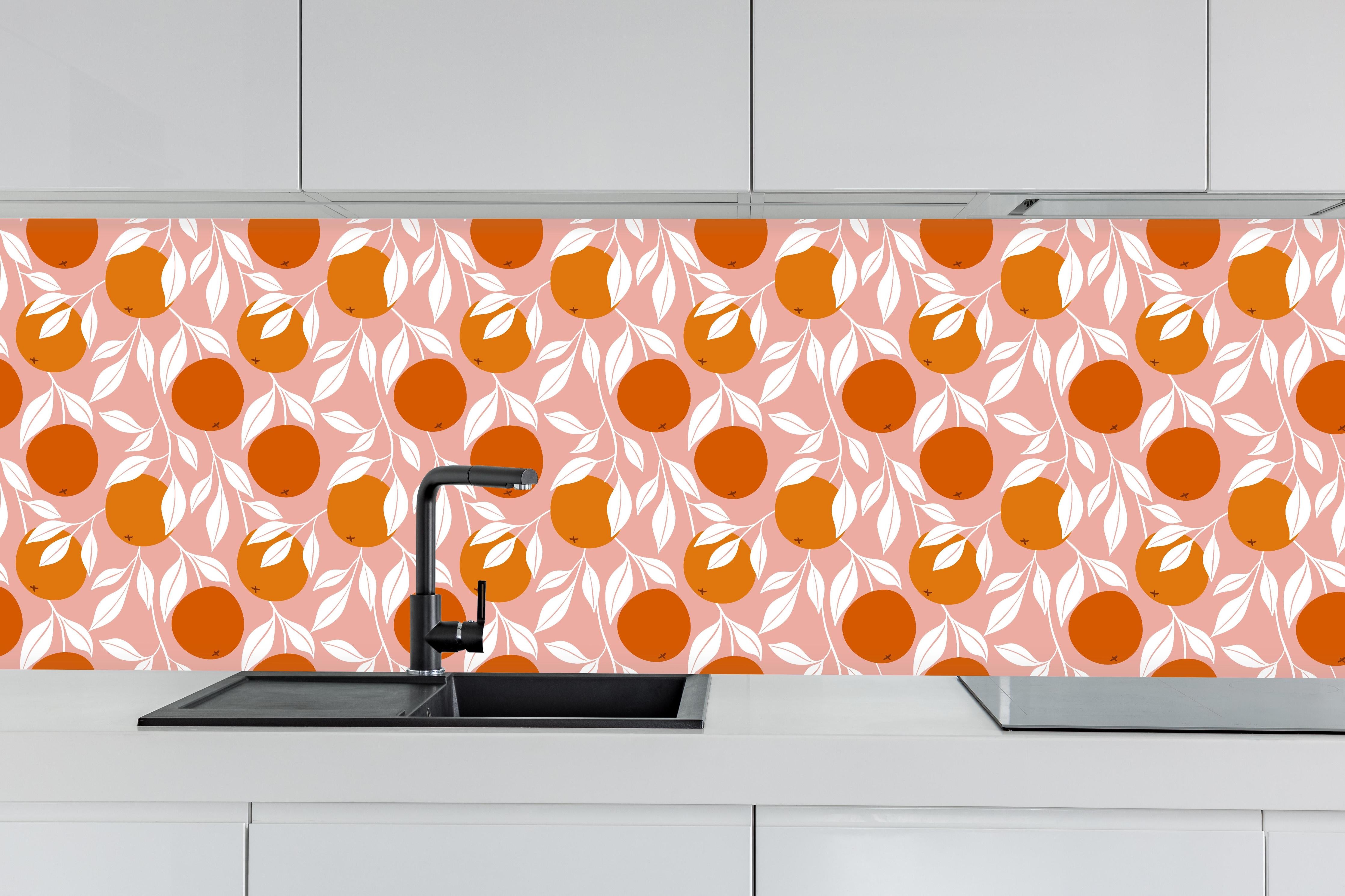 Küche - Orangenmuster Rosa-Orange hinter weißen Hochglanz-Küchenregalen und schwarzem Wasserhahn