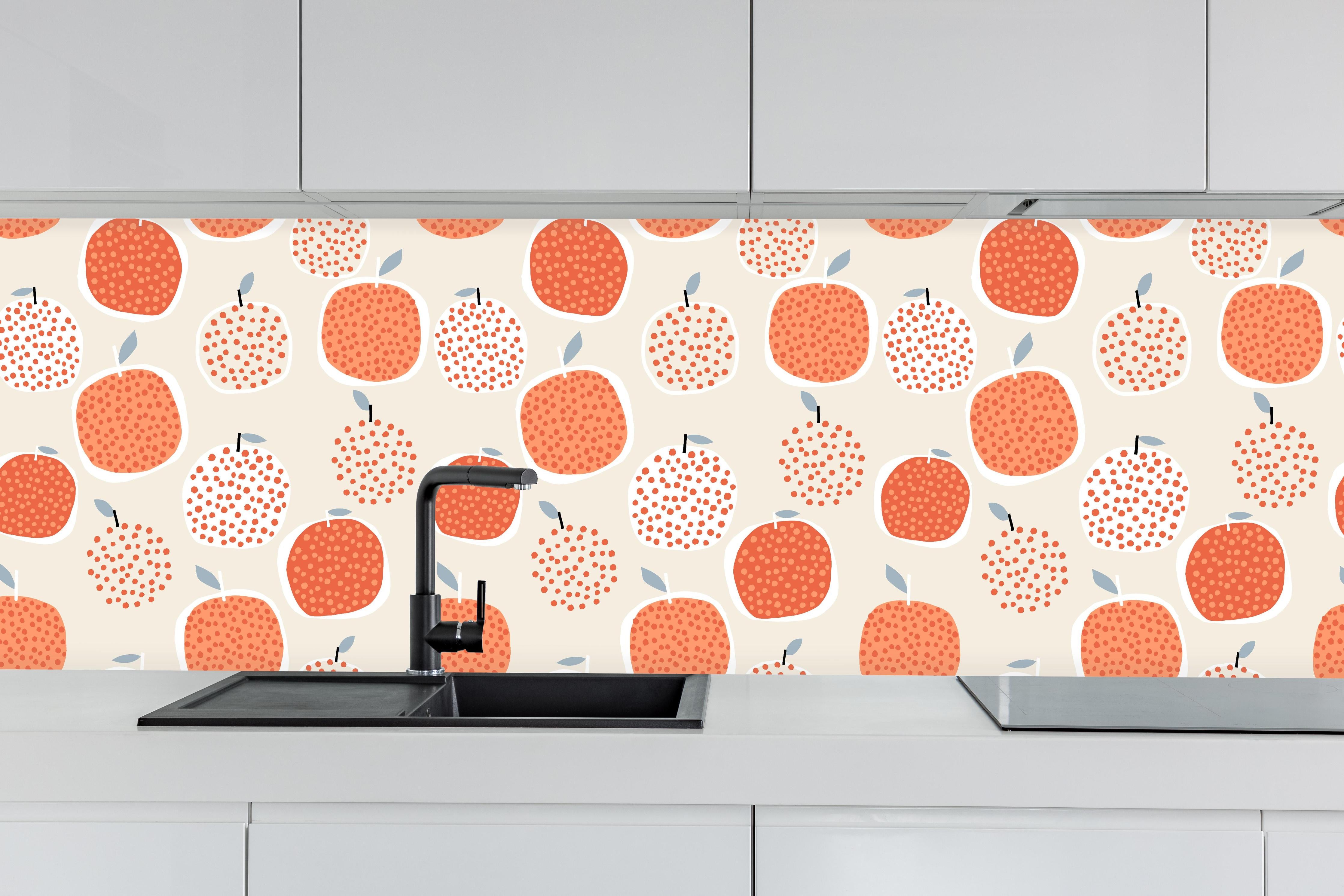 Küche - Orangenmuster in Beige hinter weißen Hochglanz-Küchenregalen und schwarzem Wasserhahn