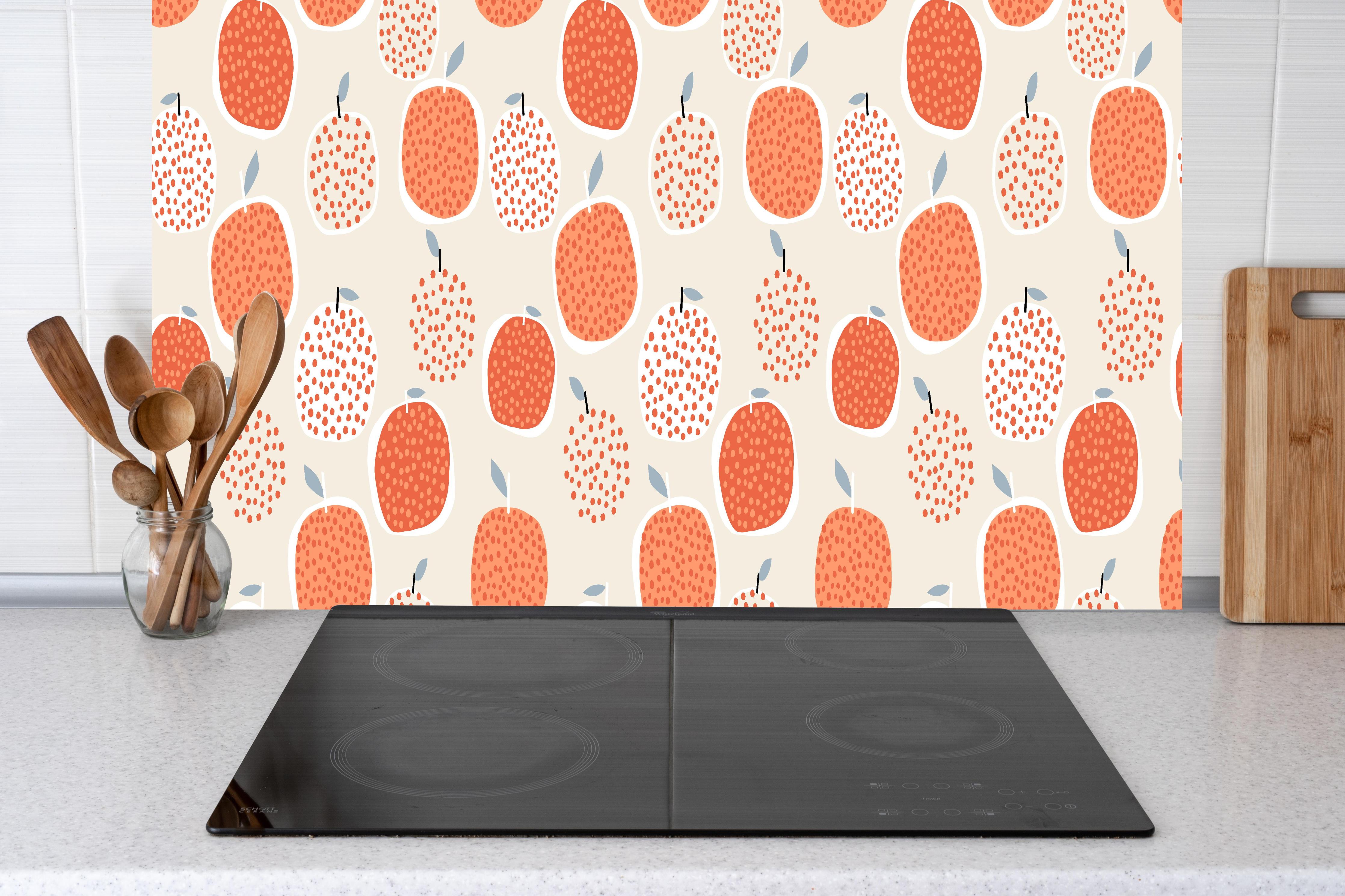 Küche - Orangenmuster in Beige hinter Cerankochfeld und Holz-Kochutensilien