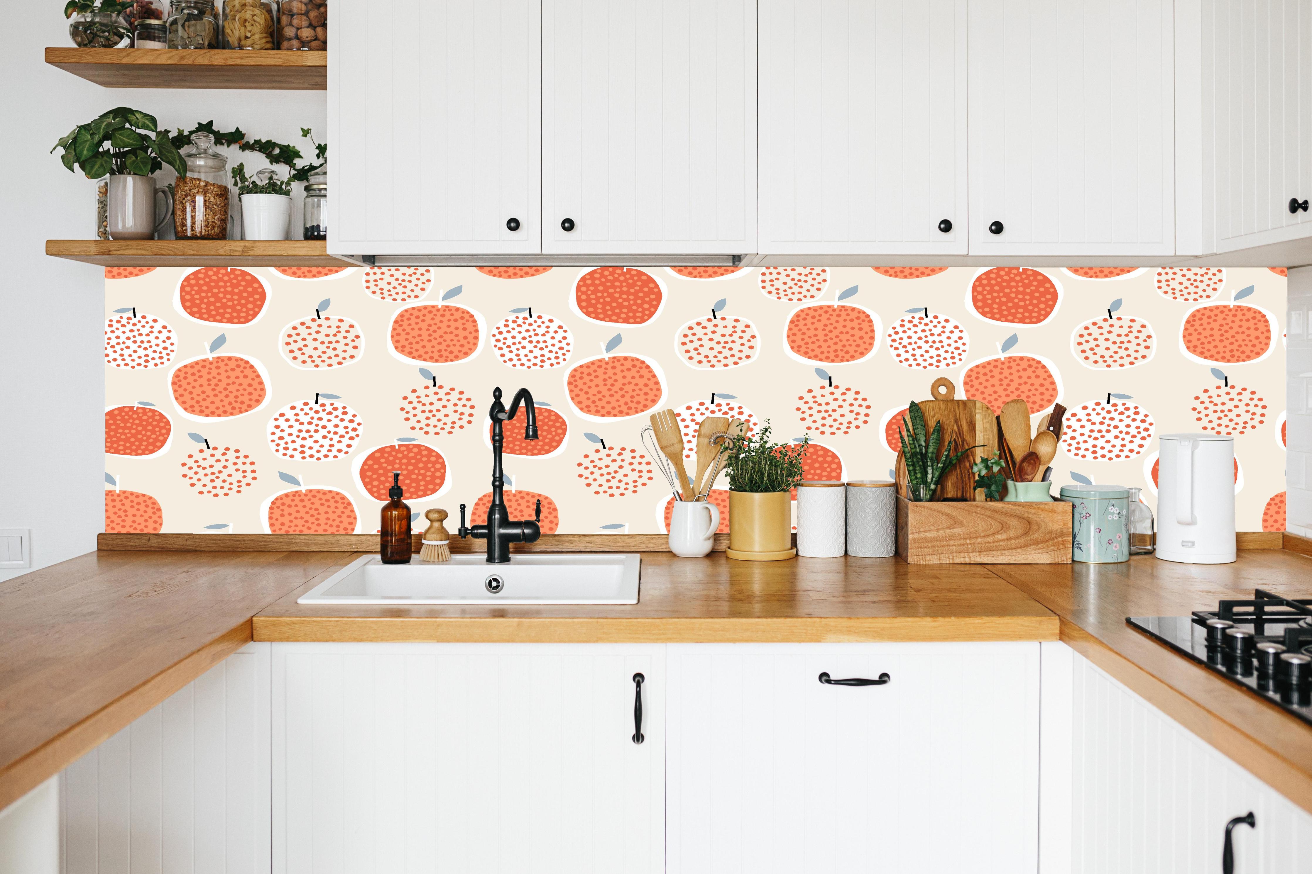 Küche - Orangenmuster in Beige in weißer Küche hinter Gewürzen und Kochlöffeln aus Holz