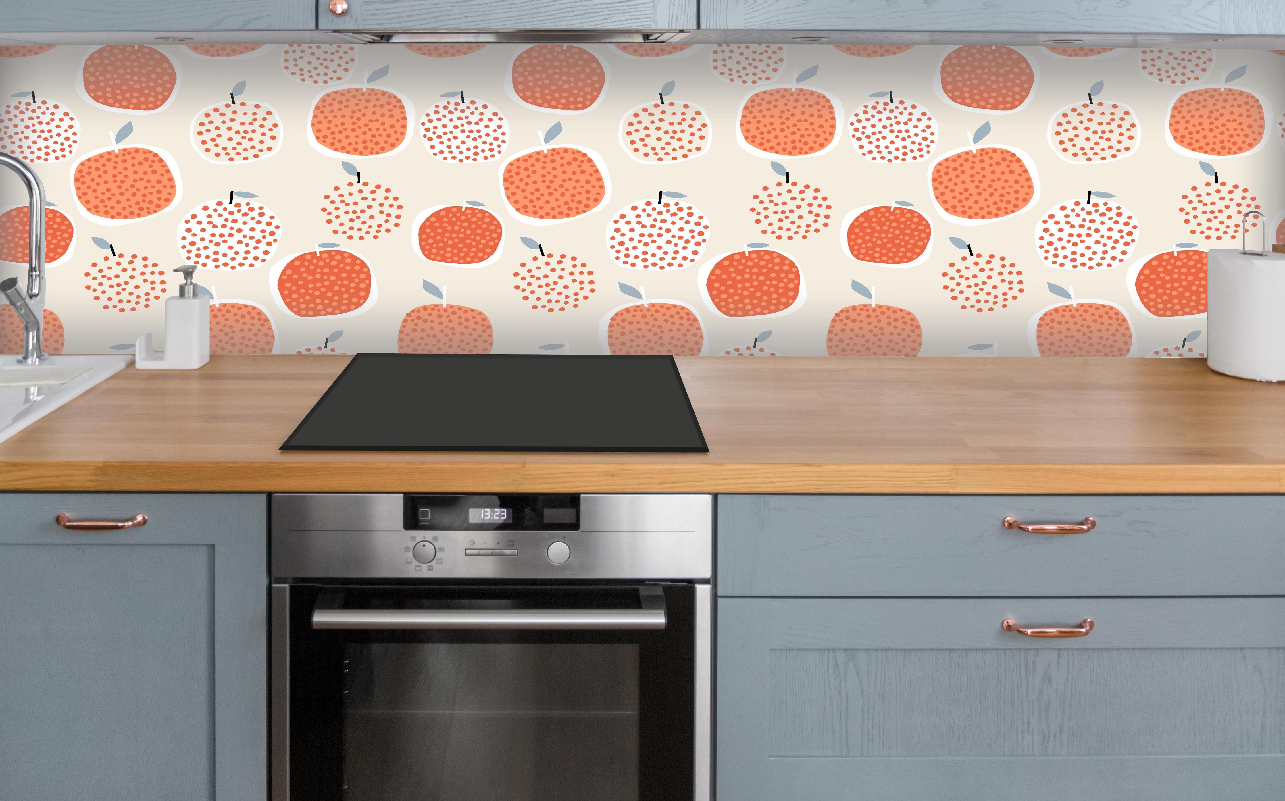 Küche - Orangenmuster in Beige über polierter Holzarbeitsplatte mit Cerankochfeld