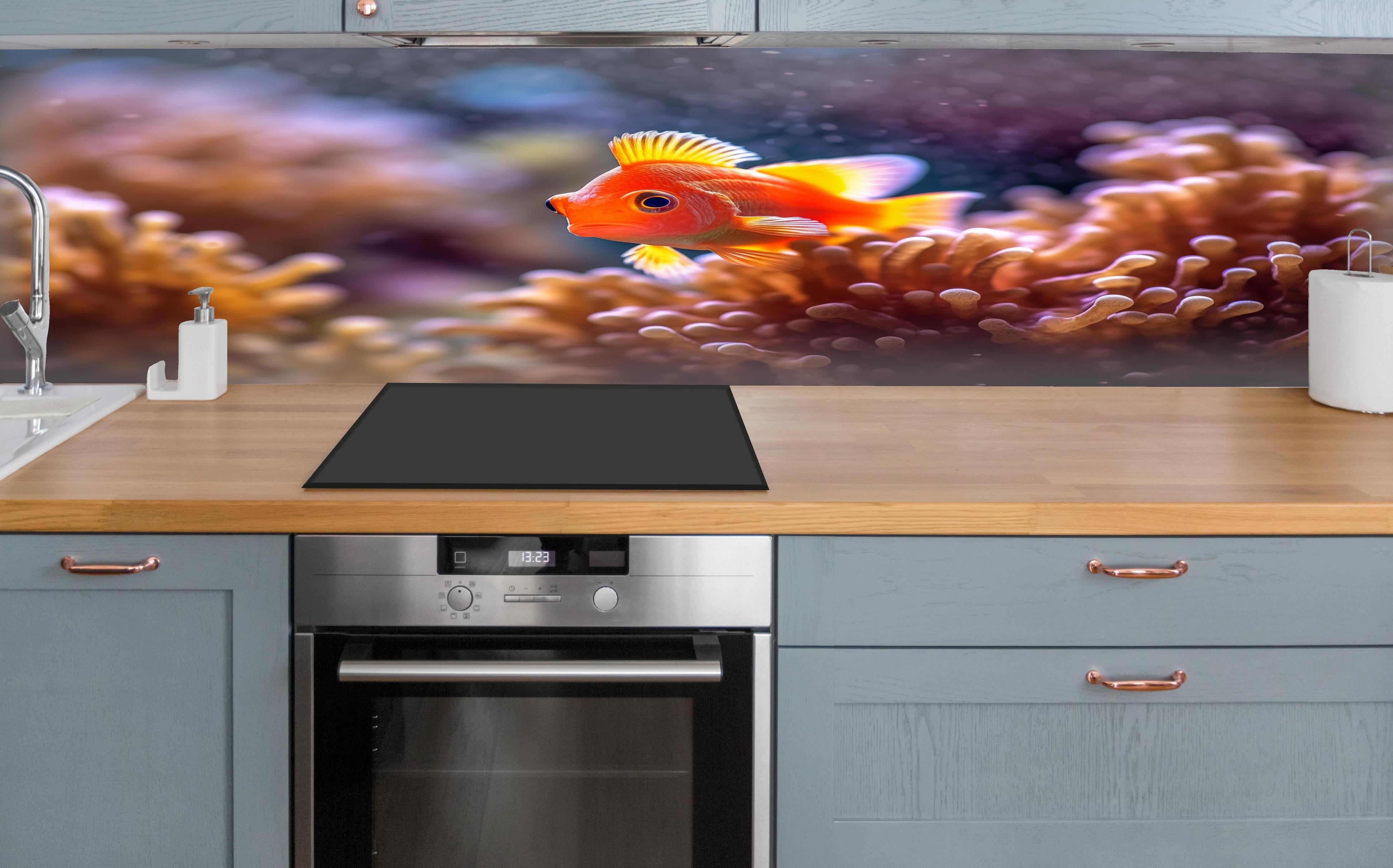 Küche - Oranger Anemonenfisch im Korallenriff über polierter Holzarbeitsplatte mit Cerankochfeld
