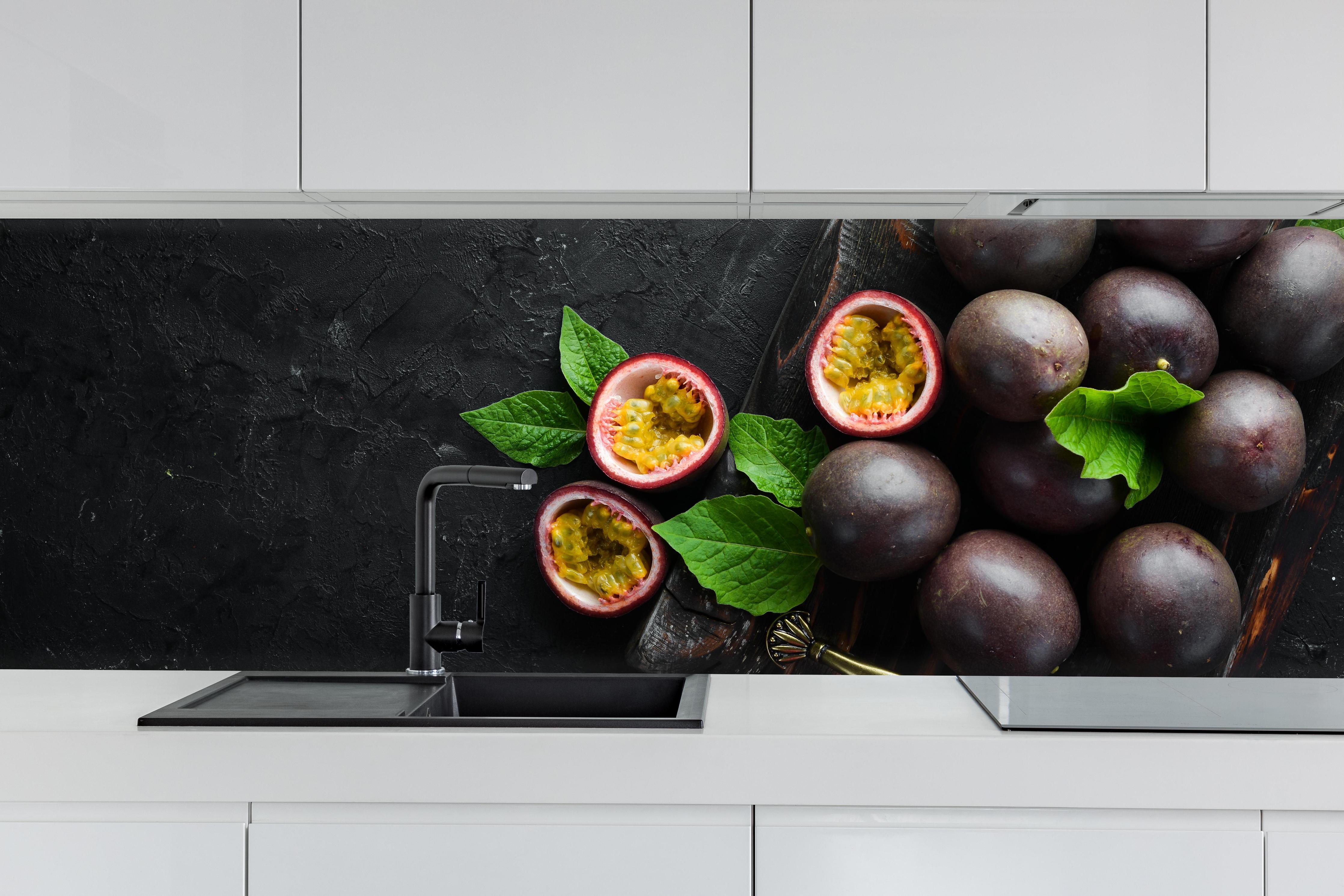 Küche - Passionsfrüchte Lila-Gelb-Grün hinter weißen Hochglanz-Küchenregalen und schwarzem Wasserhahn