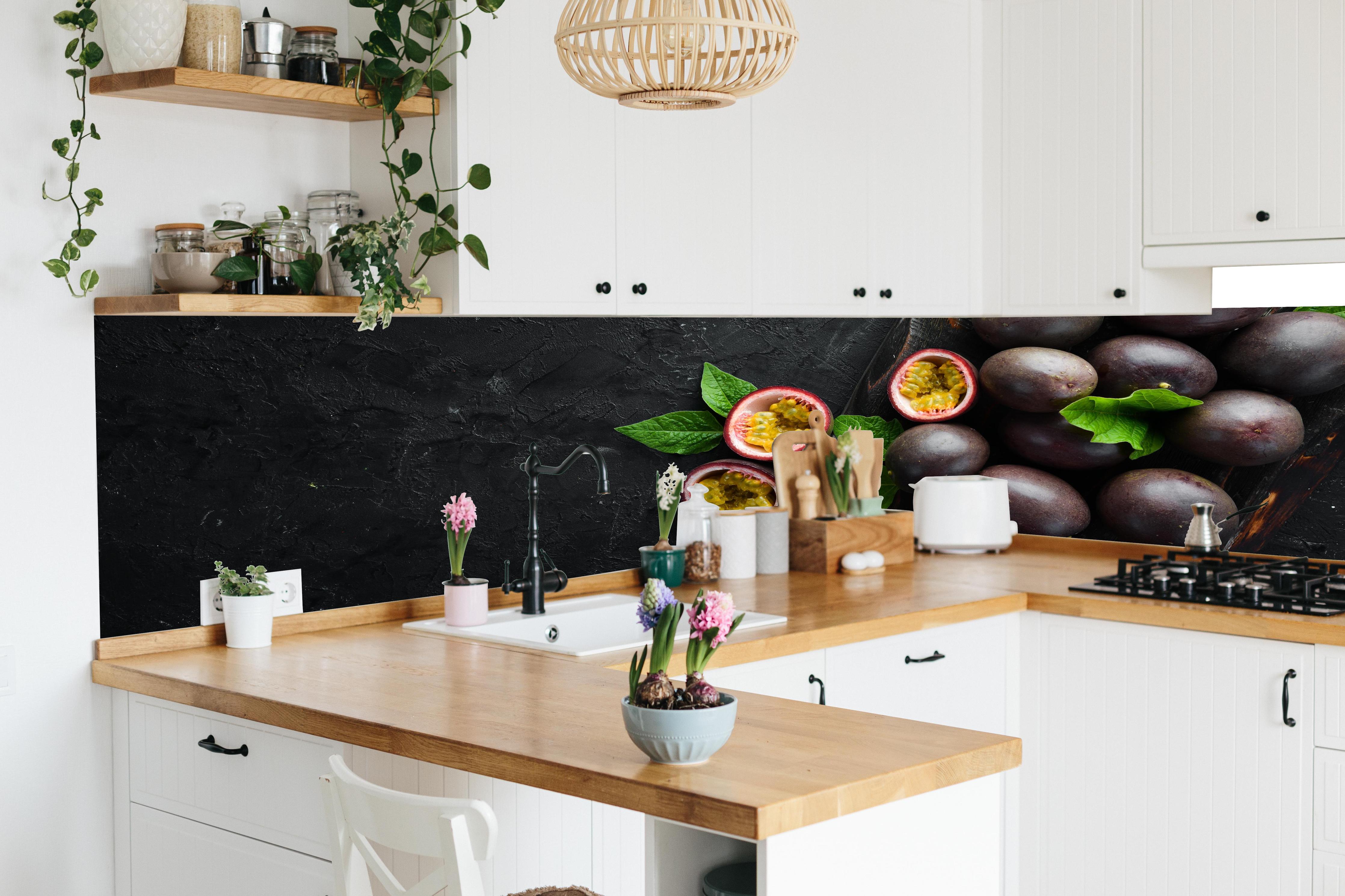 Küche - Passionsfrüchte Lila-Gelb-Grün in lebendiger Küche mit bunten Blumen