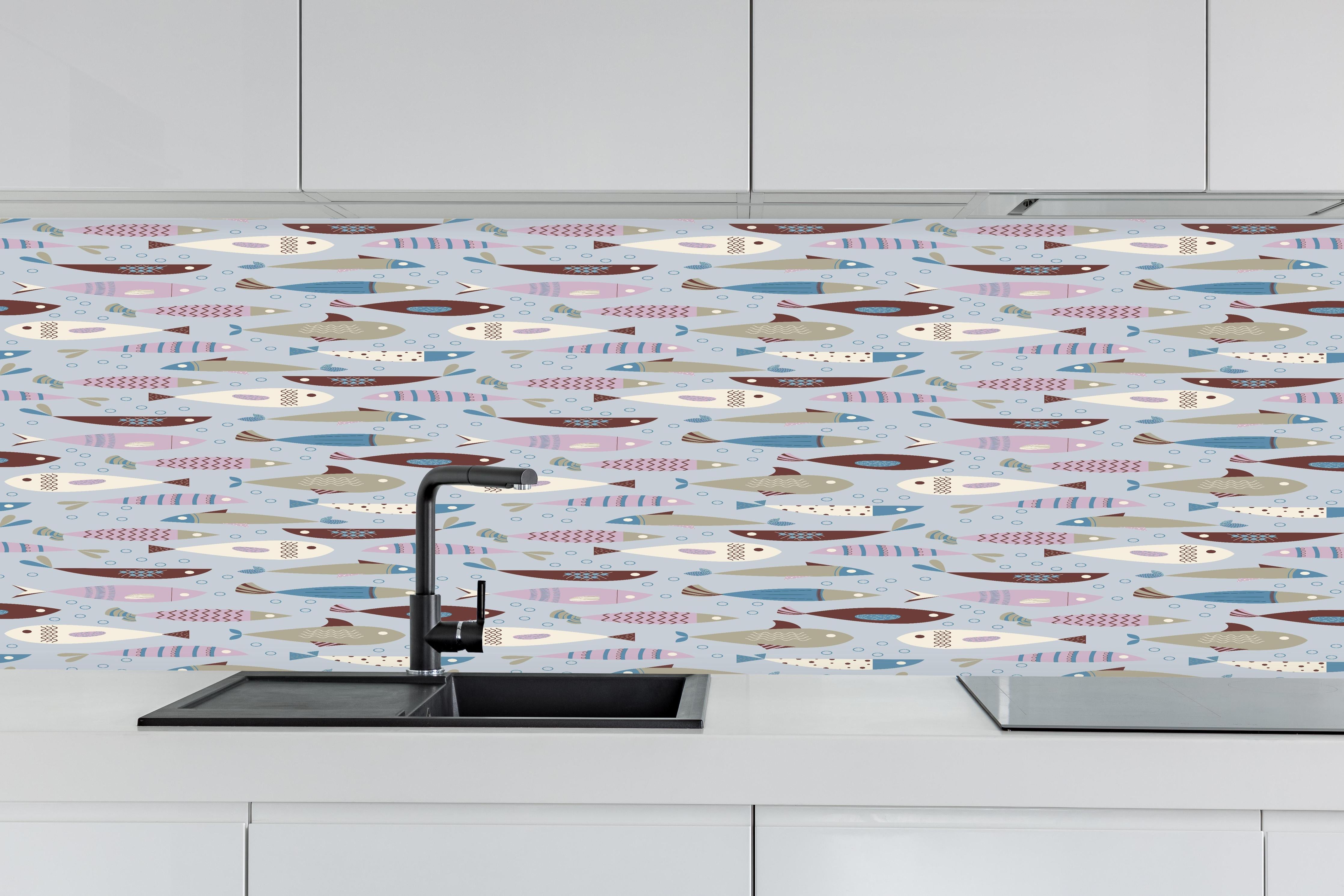 Küche - Pastell-Fischmuster Blau Beige hinter weißen Hochglanz-Küchenregalen und schwarzem Wasserhahn