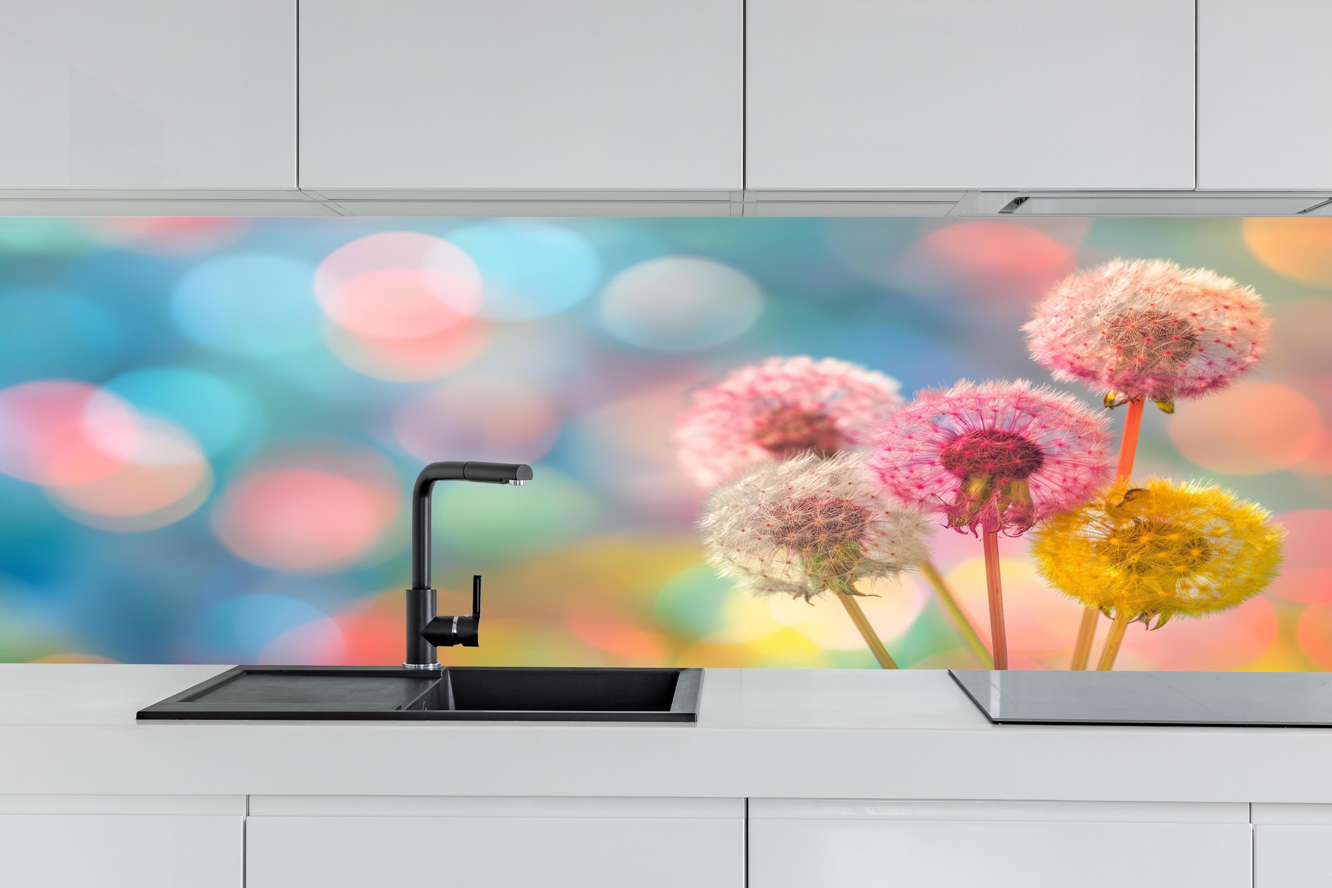 Küche - Pastell-Pusteblumen im Bokeh hinter weißen Hochglanz-Küchenregalen und schwarzem Wasserhahn