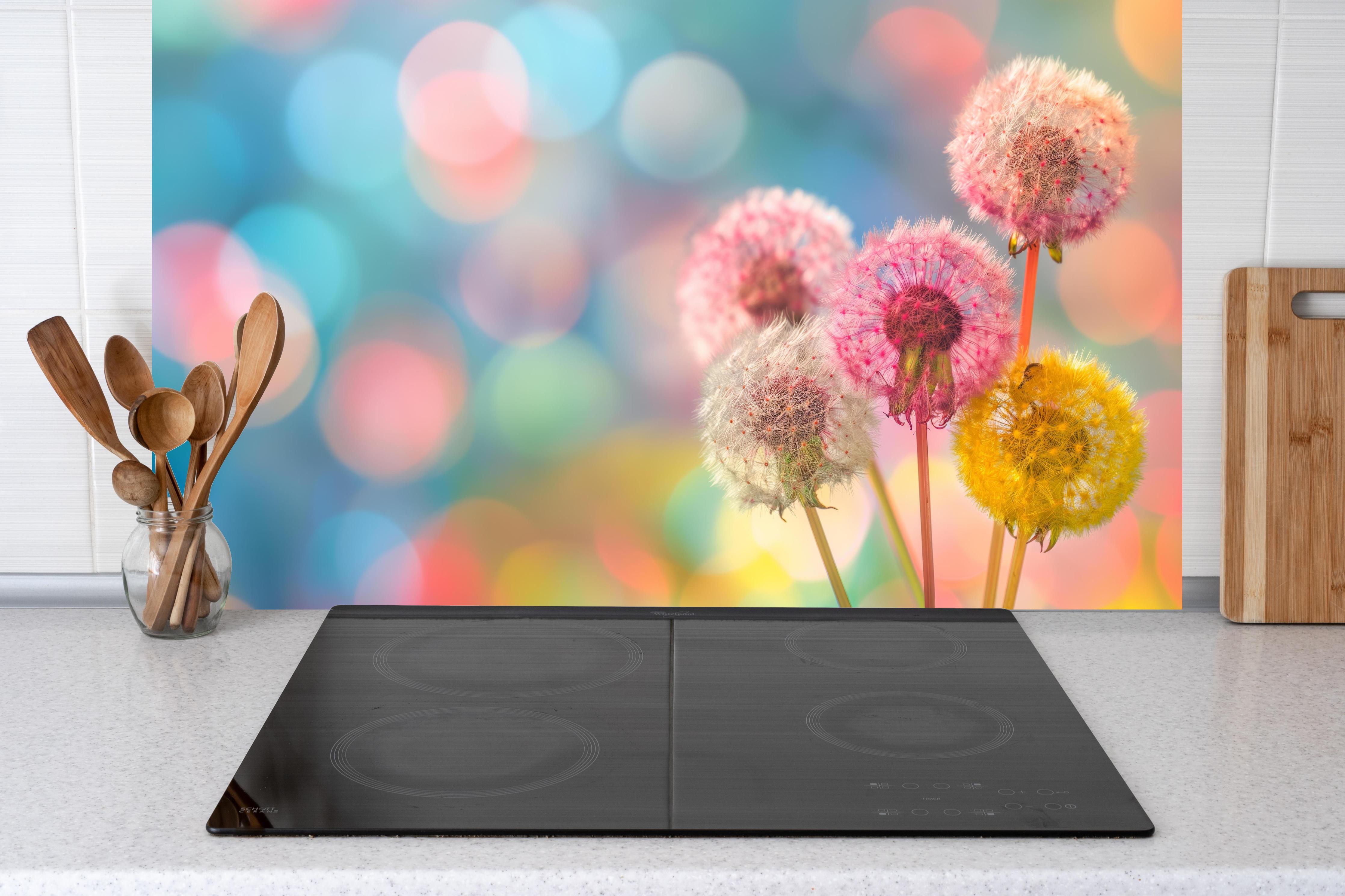 Küche - Pastell-Pusteblumen im Bokeh hinter Cerankochfeld und Holz-Kochutensilien