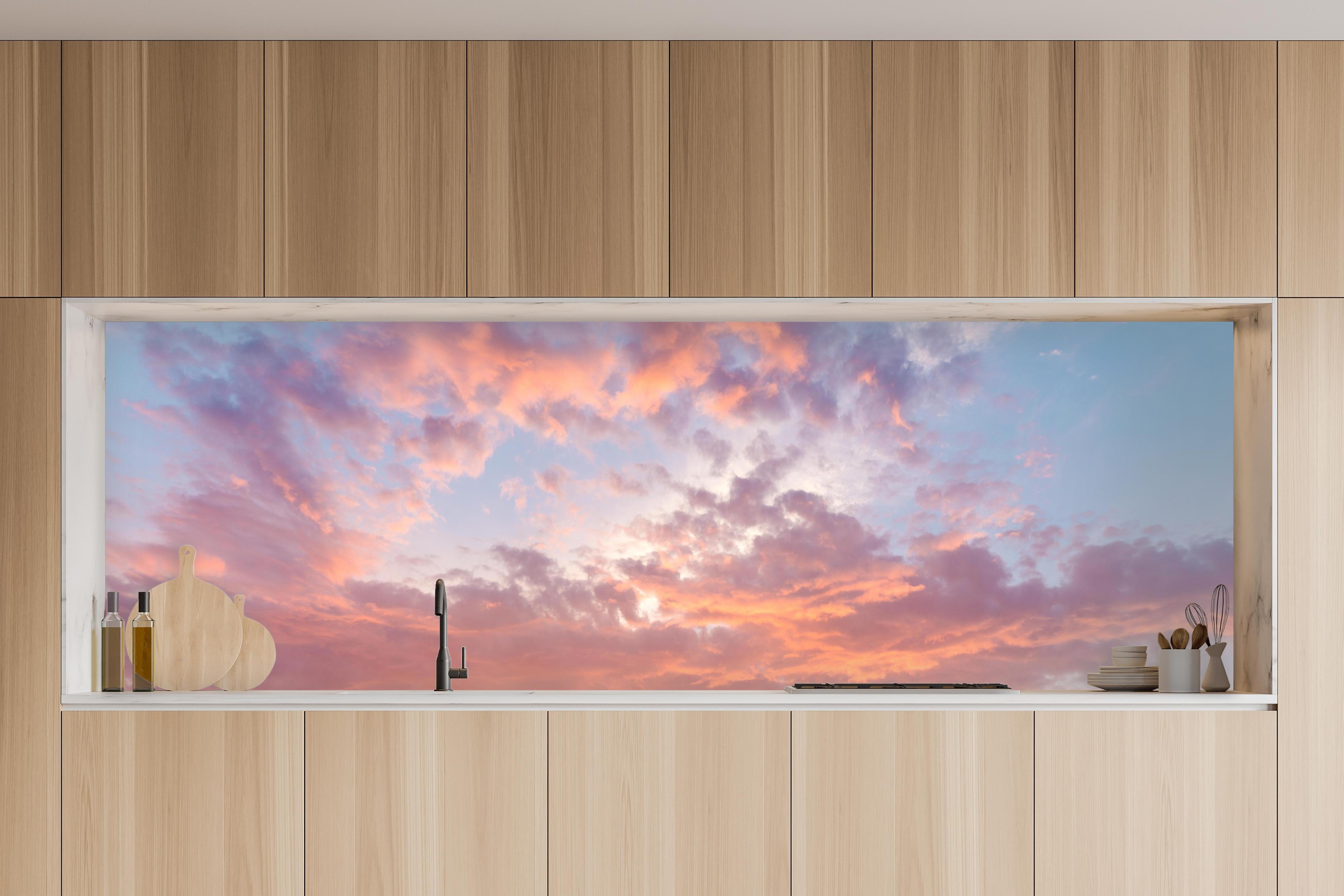 Küche - Pastell-Sonnenuntergangs-Himmel in charakteristischer Vollholz-Küche mit modernem Gasherd