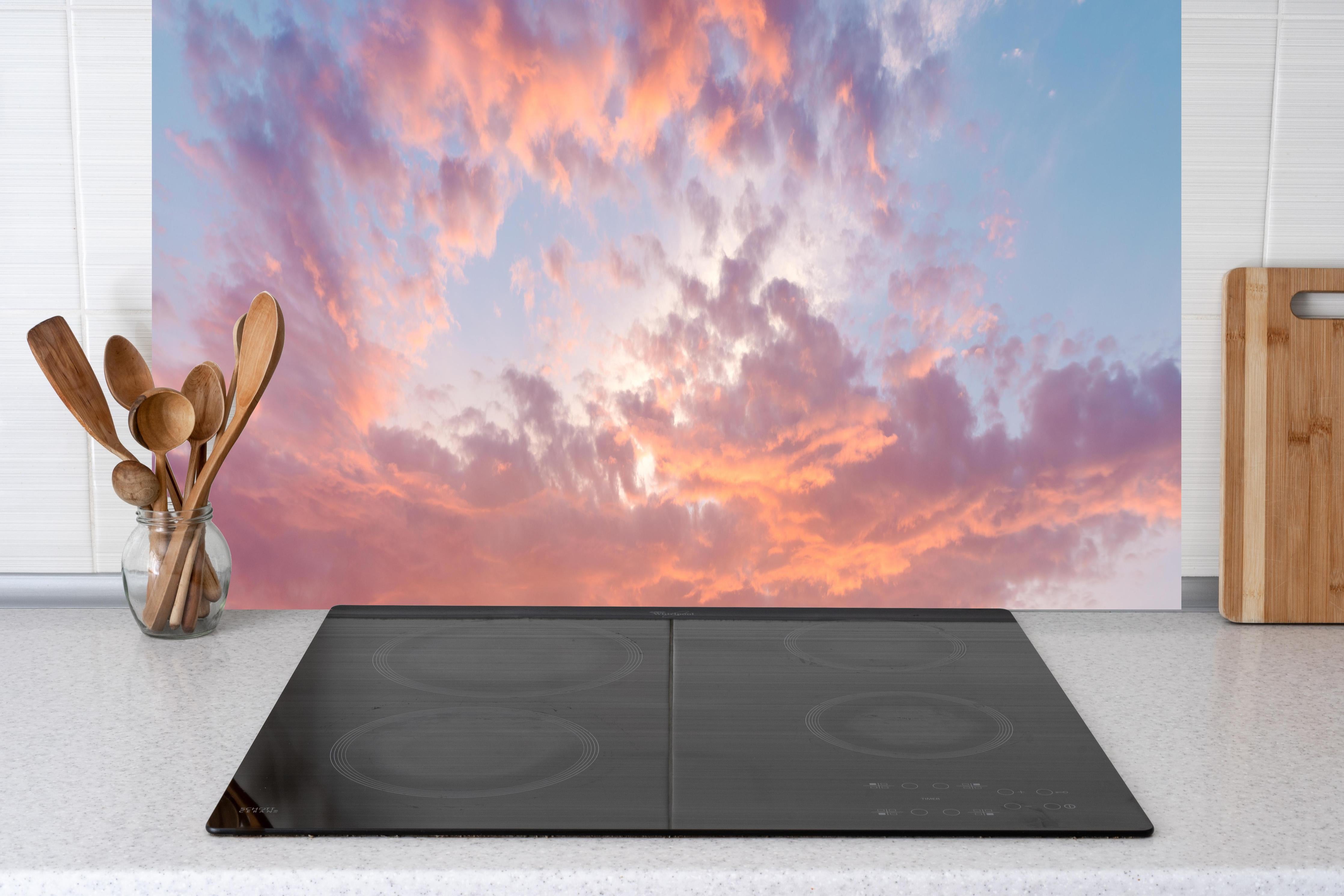 Küche - Pastell-Sonnenuntergangs-Himmel hinter Cerankochfeld und Holz-Kochutensilien