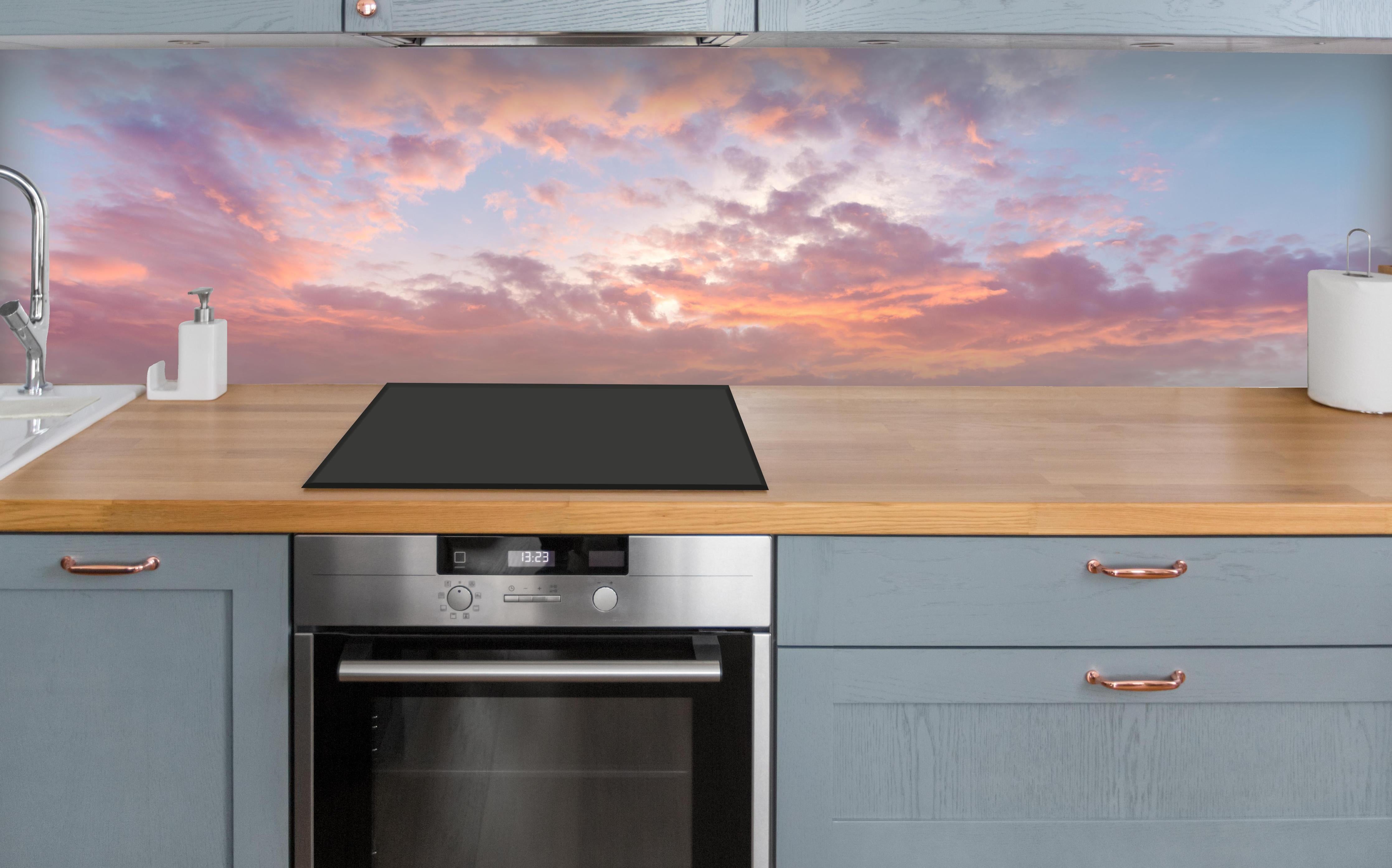 Küche - Pastell-Sonnenuntergangs-Himmel über polierter Holzarbeitsplatte mit Cerankochfeld
