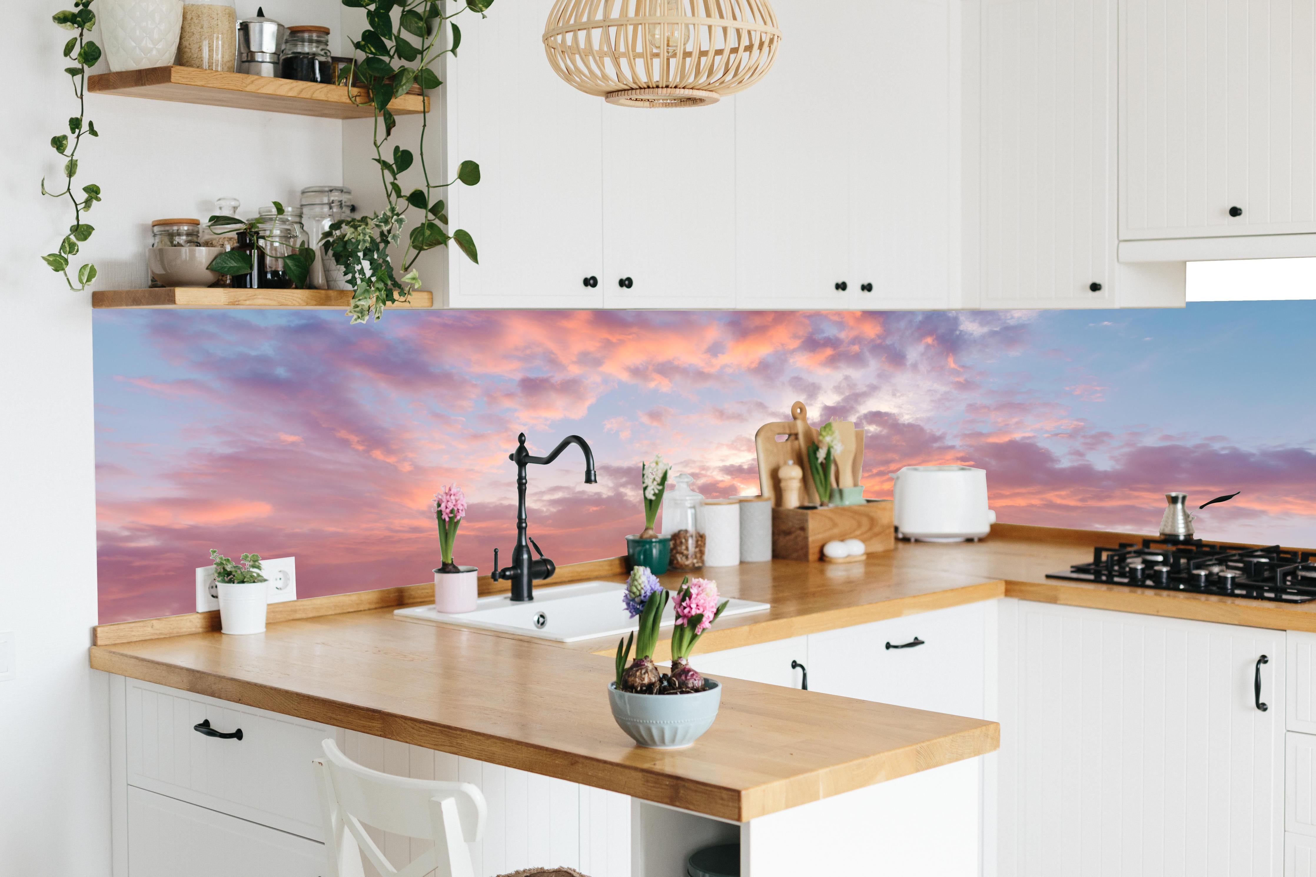 Küche - Pastell-Sonnenuntergangs-Himmel in lebendiger Küche mit bunten Blumen