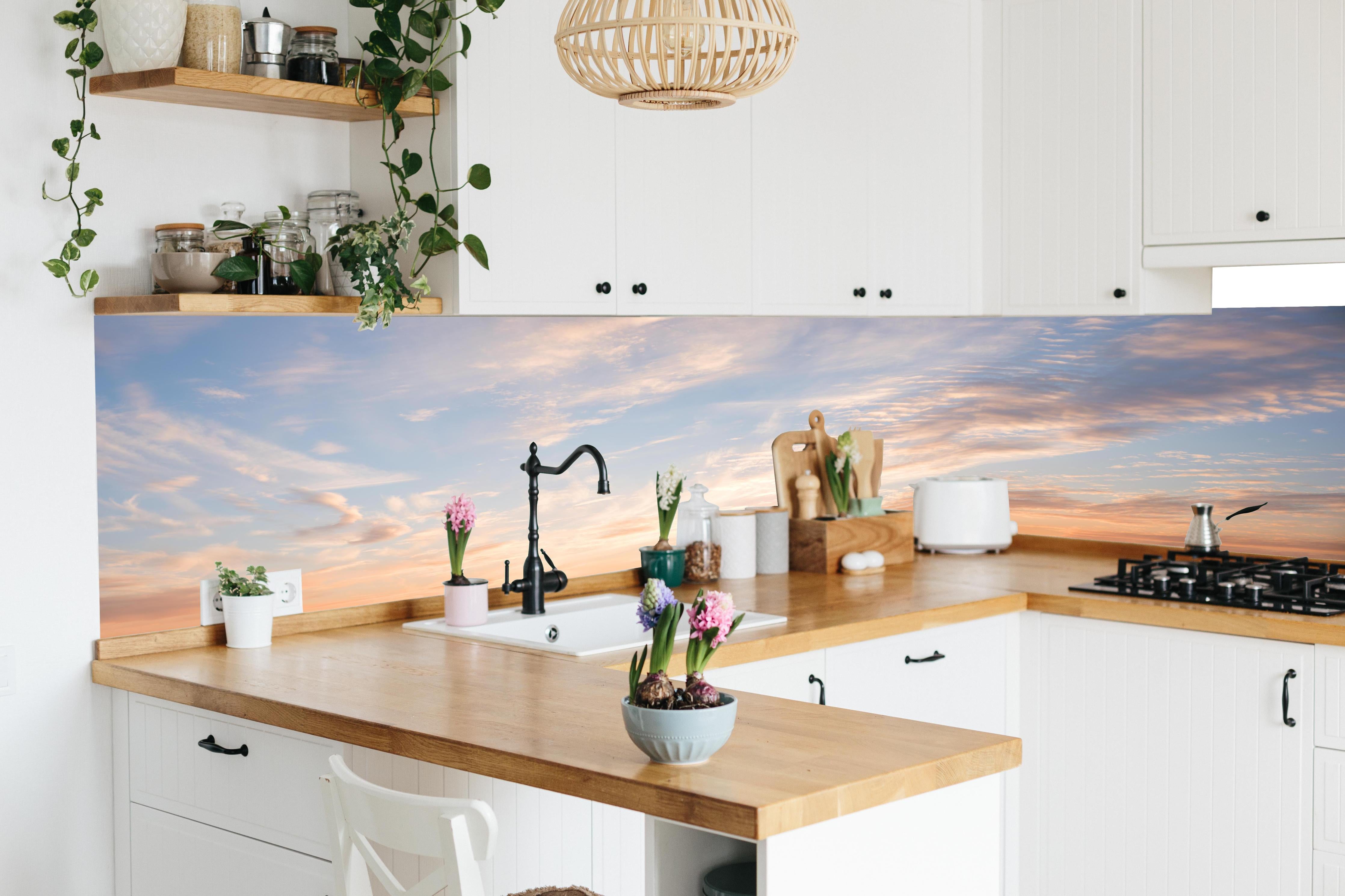 Küche - Pastellhimmel bei Sonnenuntergang in lebendiger Küche mit bunten Blumen