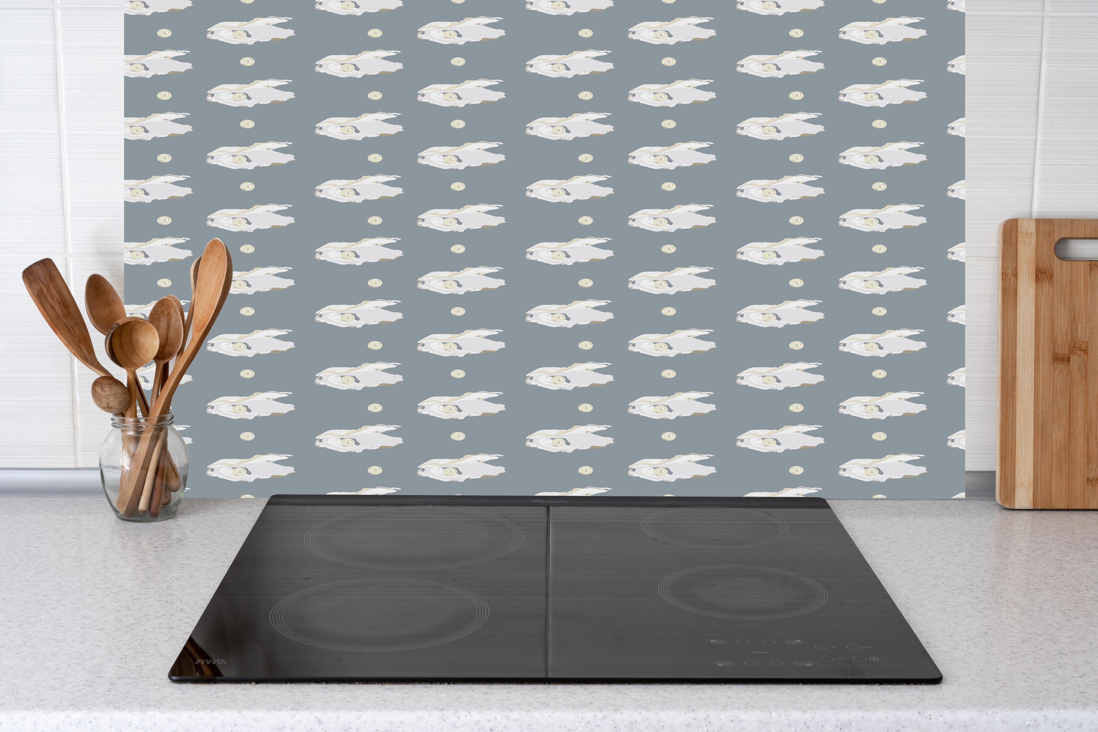 Küche - Perlen-Muschelmuster Grau hinter Cerankochfeld und Holz-Kochutensilien