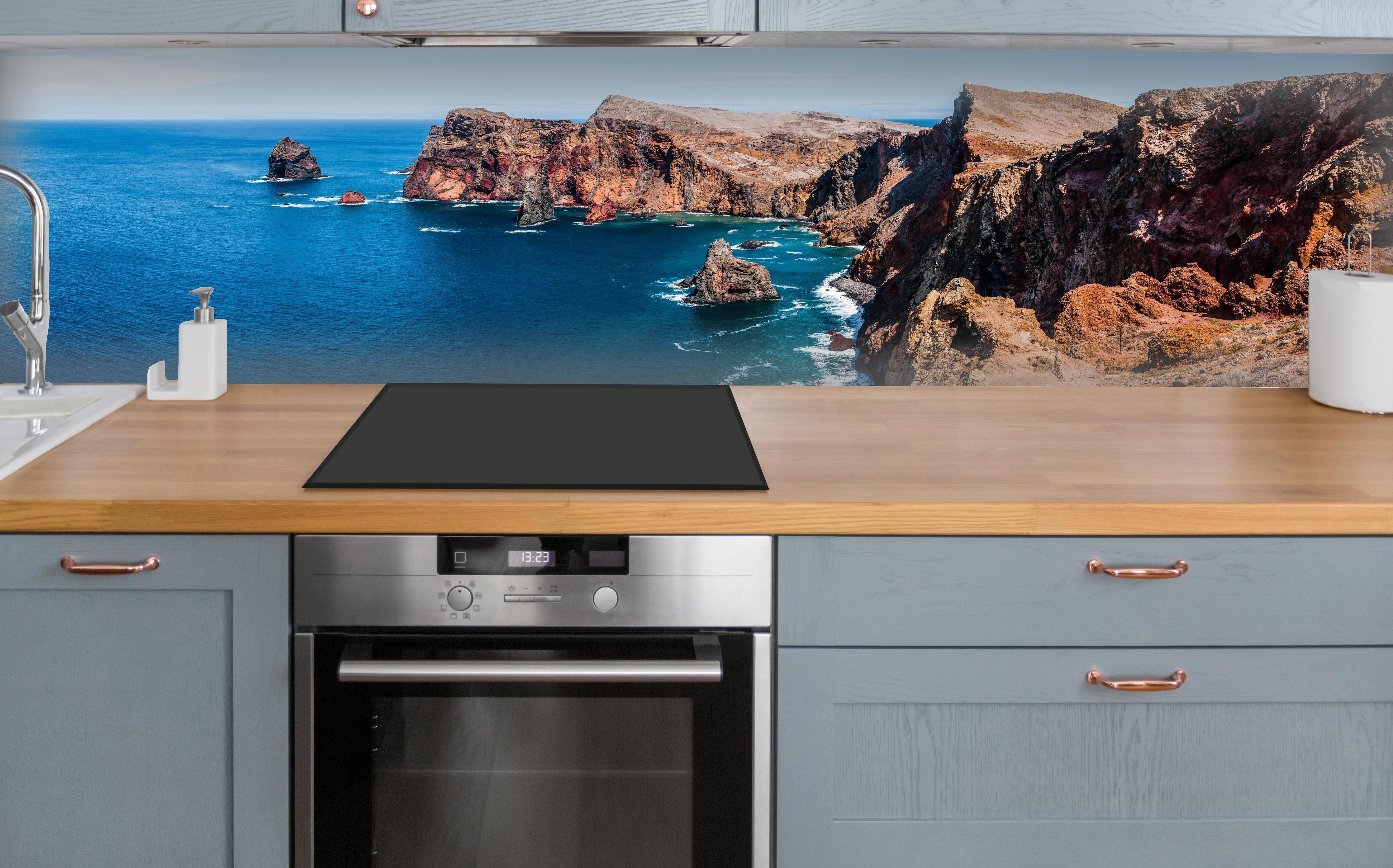 Küche - Portugal Felsklippen, Tiefes Blau über polierter Holzarbeitsplatte mit Cerankochfeld