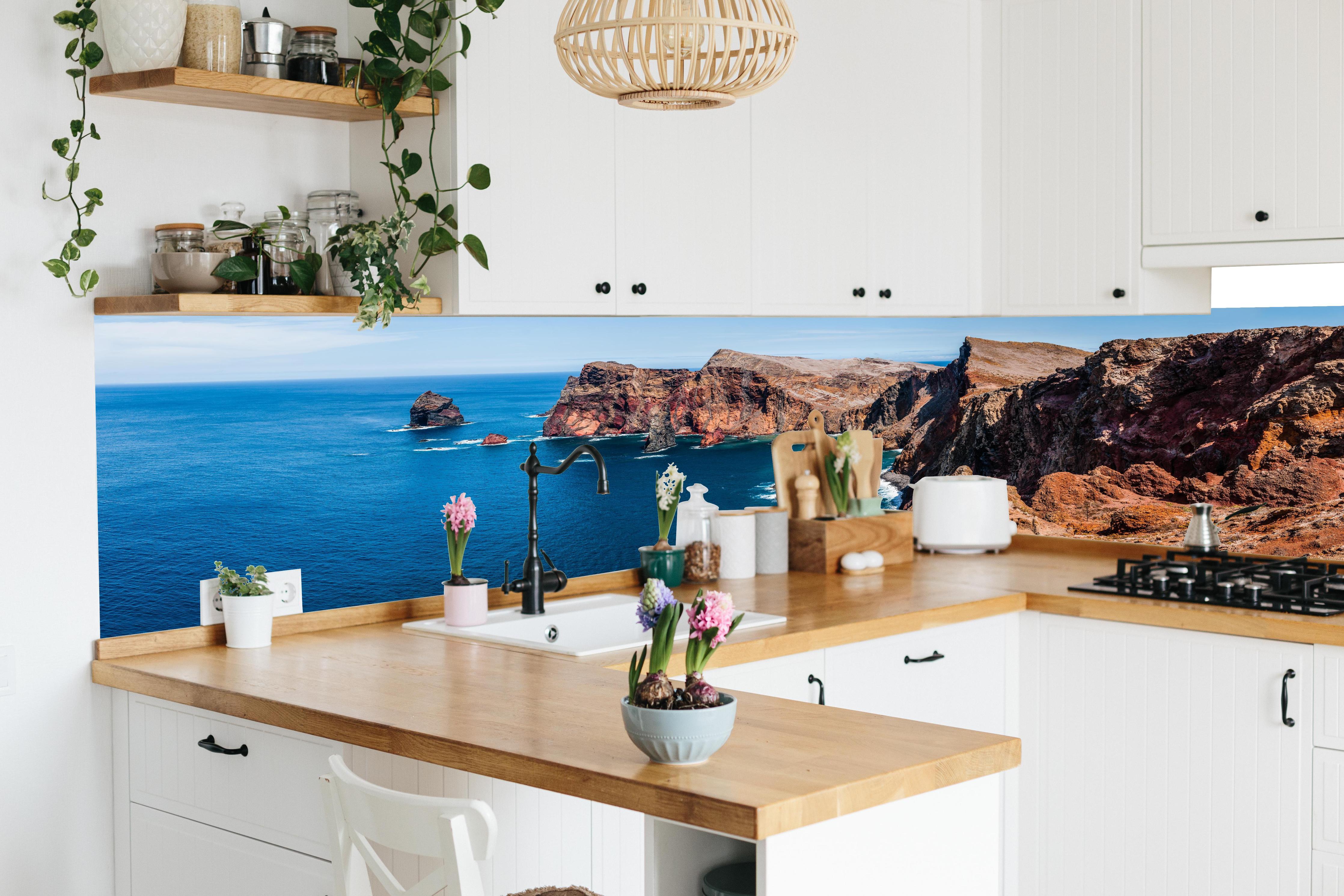 Küche - Portugal Felsklippen, Tiefes Blau in lebendiger Küche mit bunten Blumen