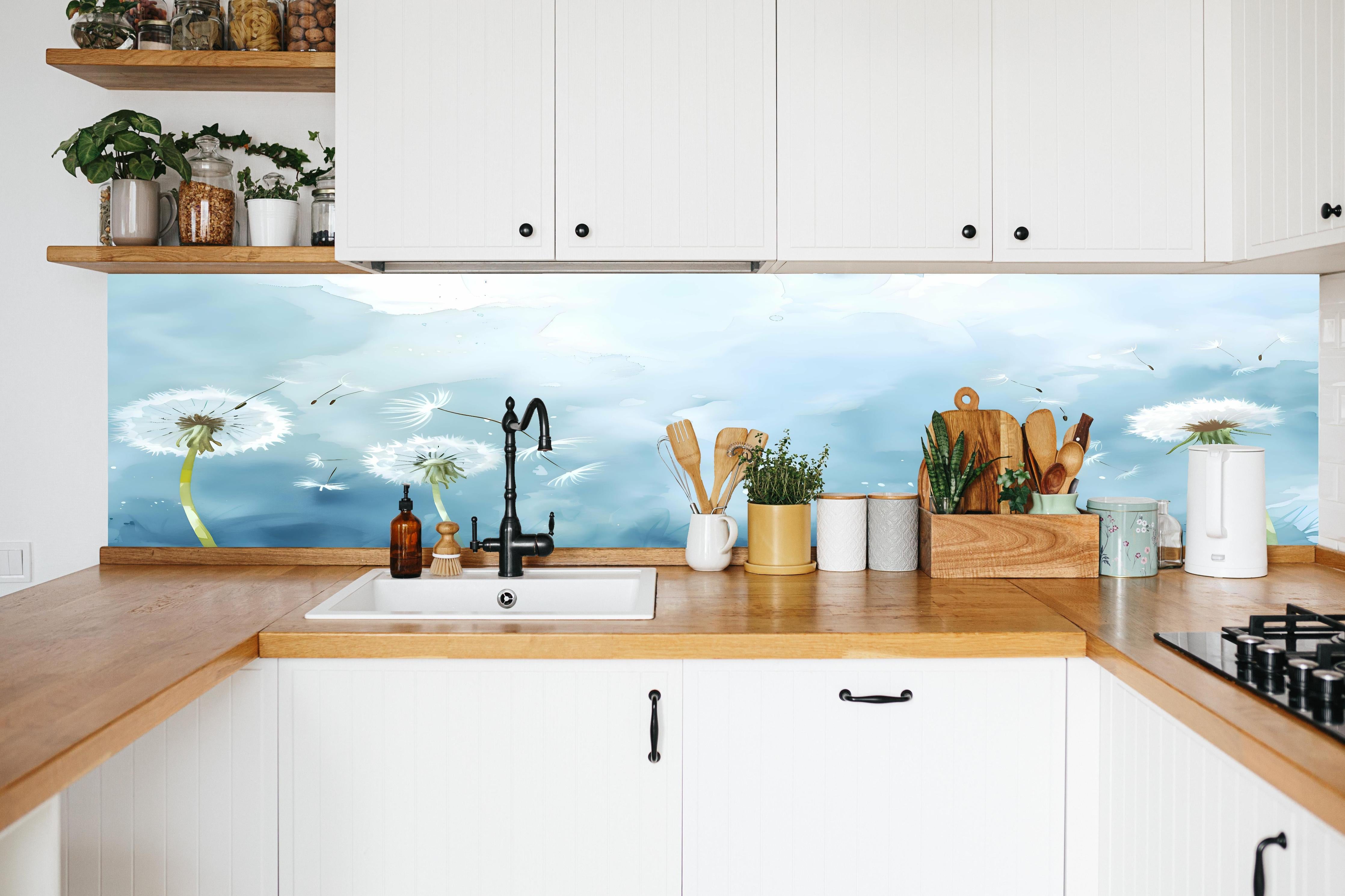 Küche - Pusteblumen Aquarell Blau-Weiß in weißer Küche hinter Gewürzen und Kochlöffeln aus Holz