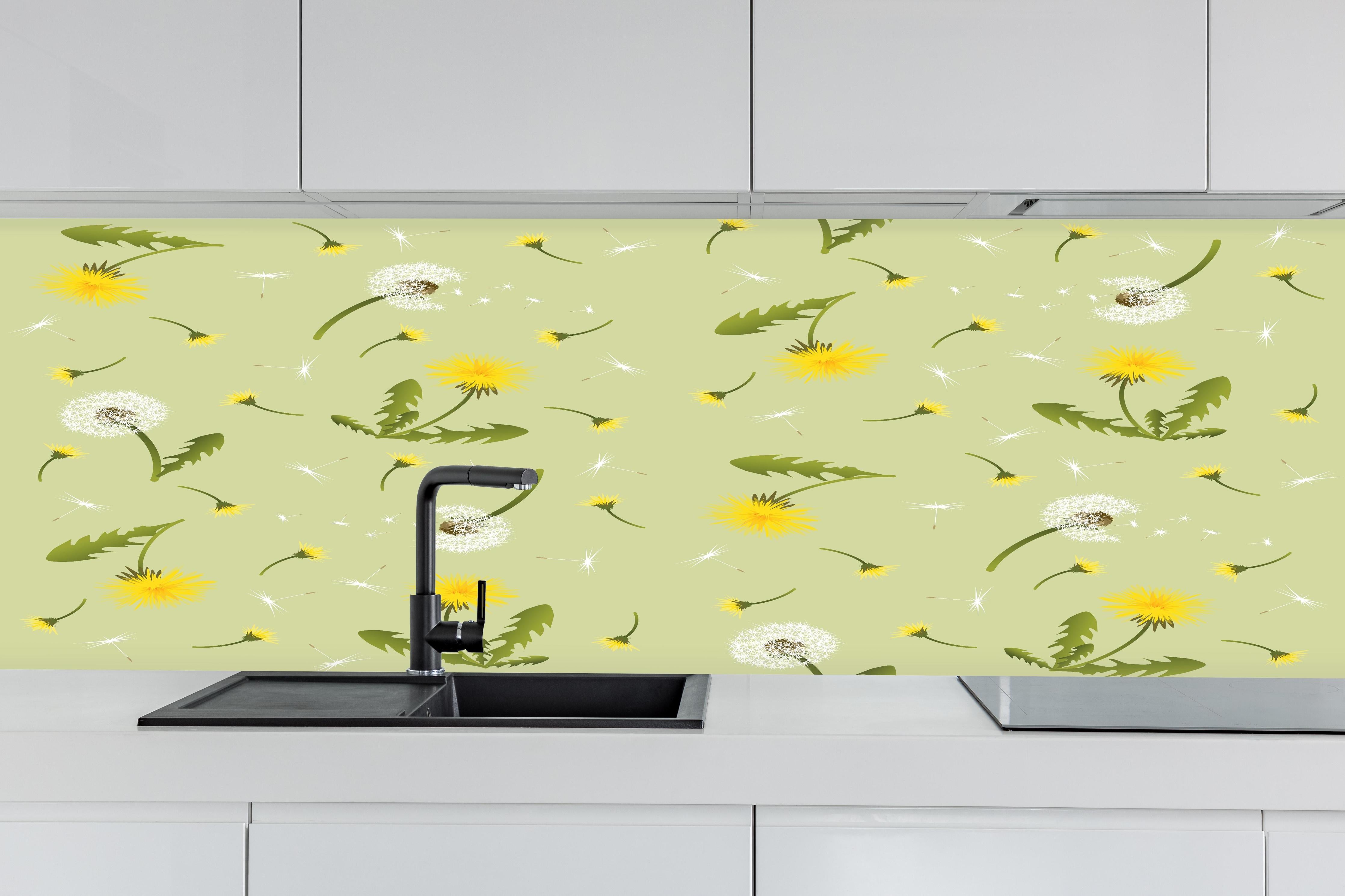 Küche - Pusteblumen Grün-Gelb Muster hinter weißen Hochglanz-Küchenregalen und schwarzem Wasserhahn