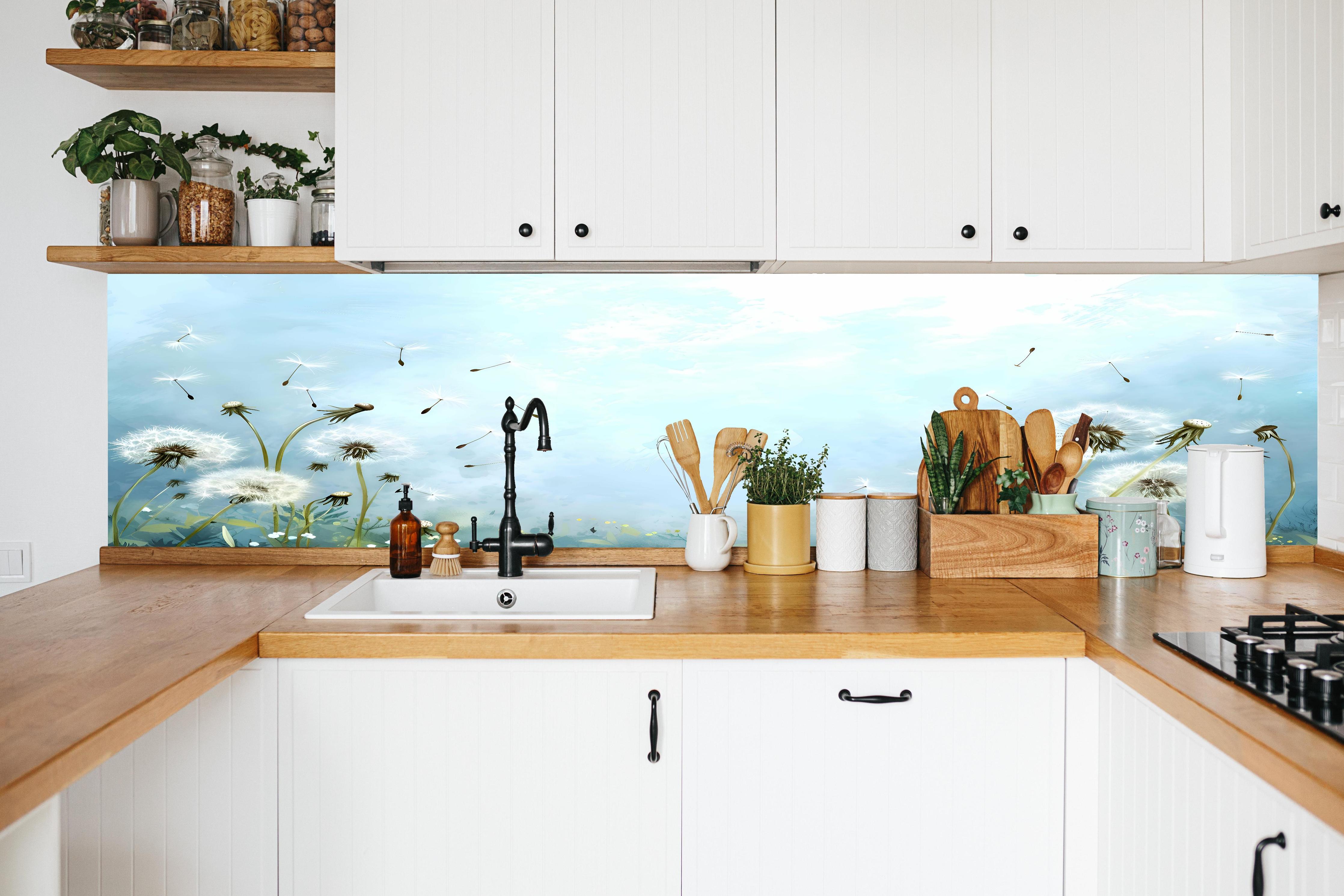 Küche - Pusteblumen im blauen Himmel in weißer Küche hinter Gewürzen und Kochlöffeln aus Holz