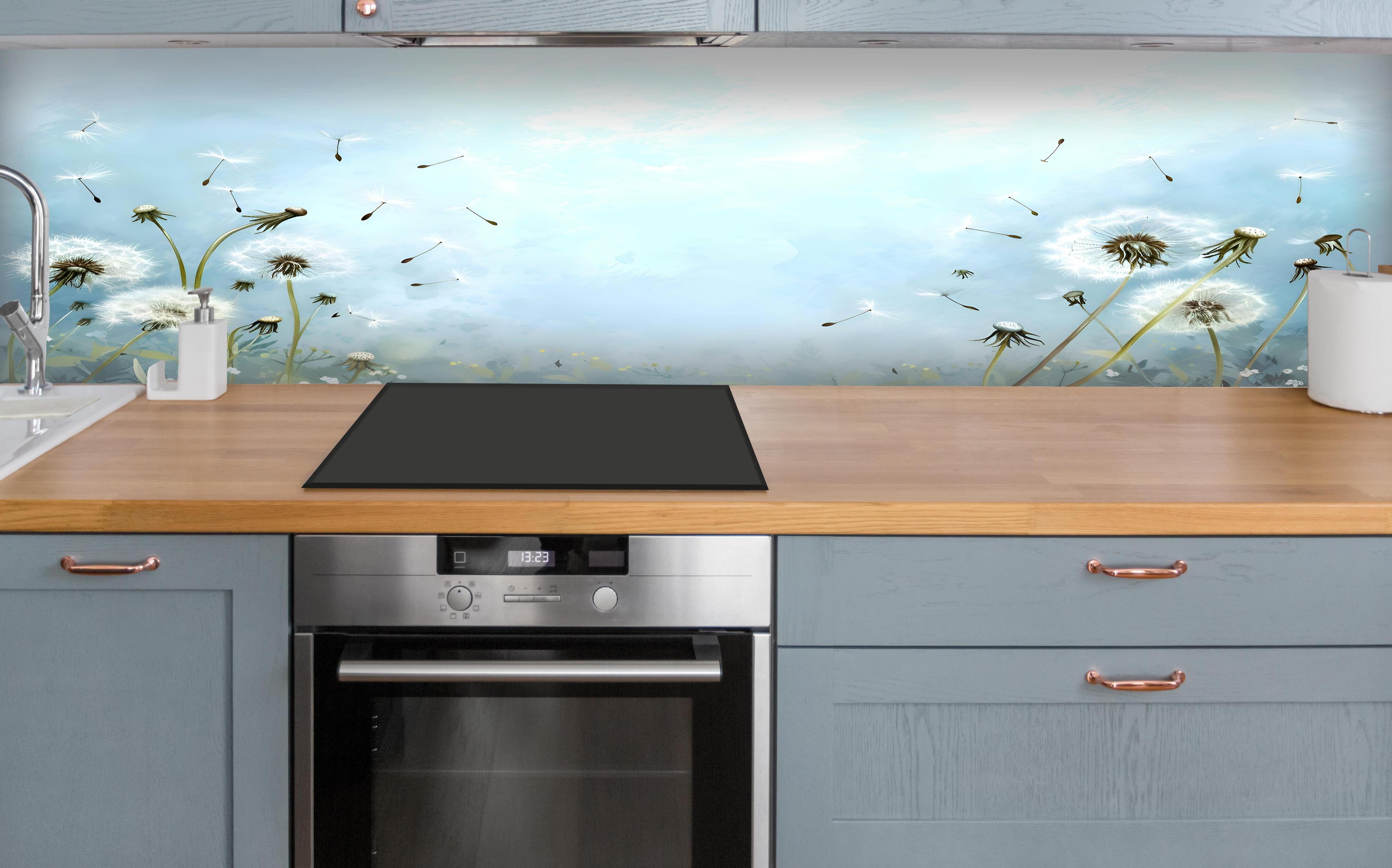 Küche - Pusteblumen im blauen Himmel über polierter Holzarbeitsplatte mit Cerankochfeld