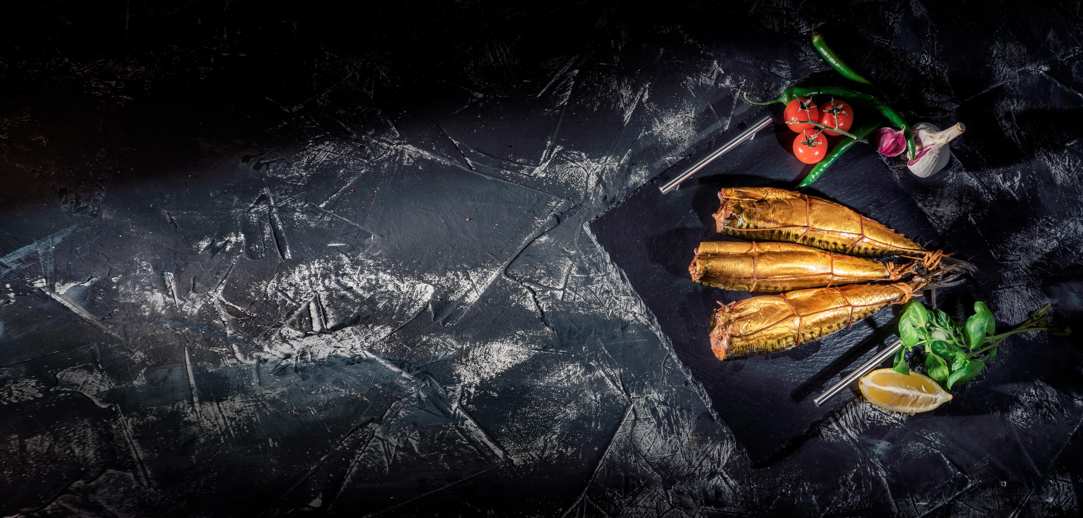 Küchenrückwand-Räucherfisch auf dunklem Schiefer