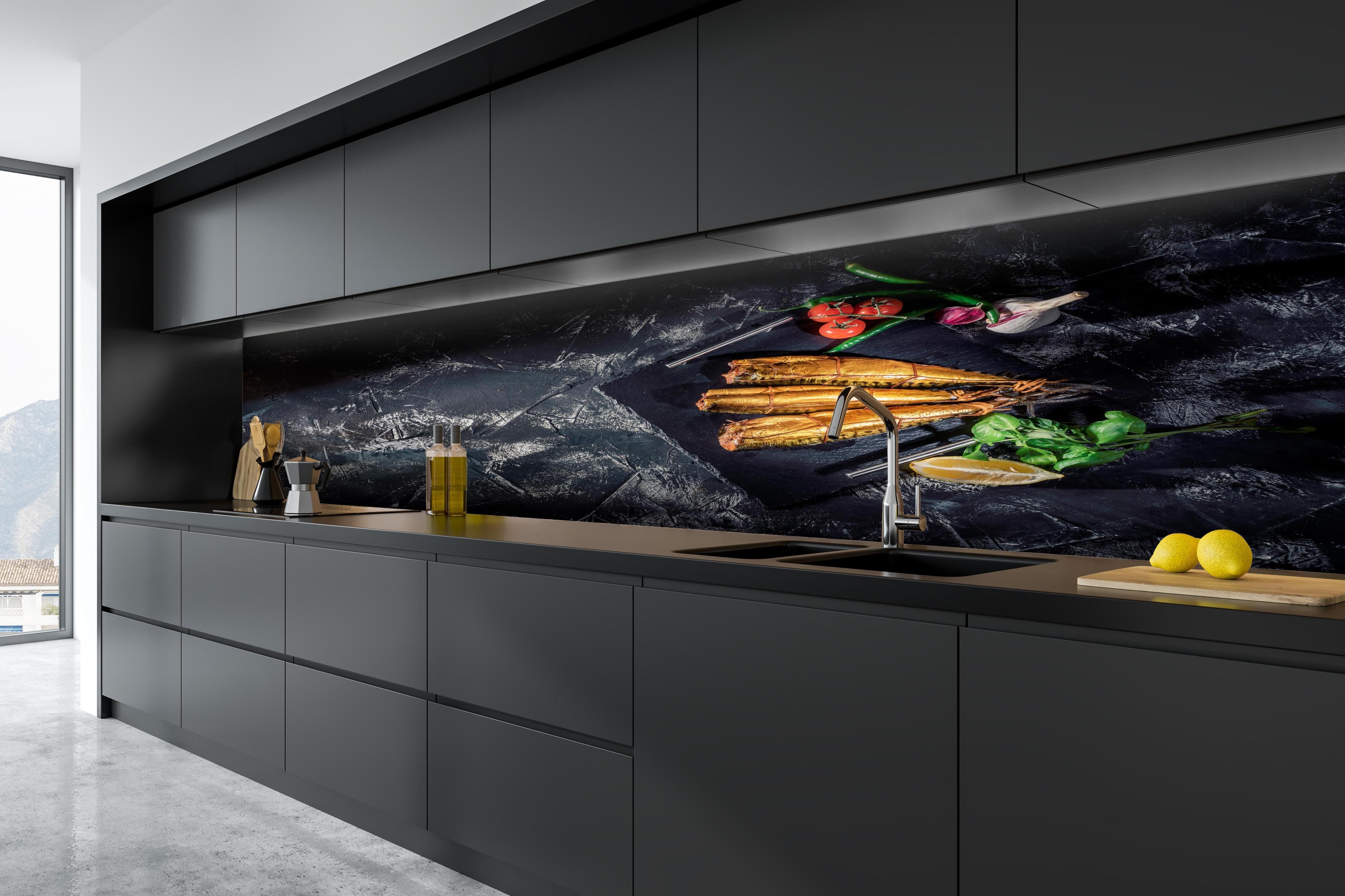 Küche - Räucherfisch auf dunklem Schiefer in tiefschwarzer matt-premium Einbauküche