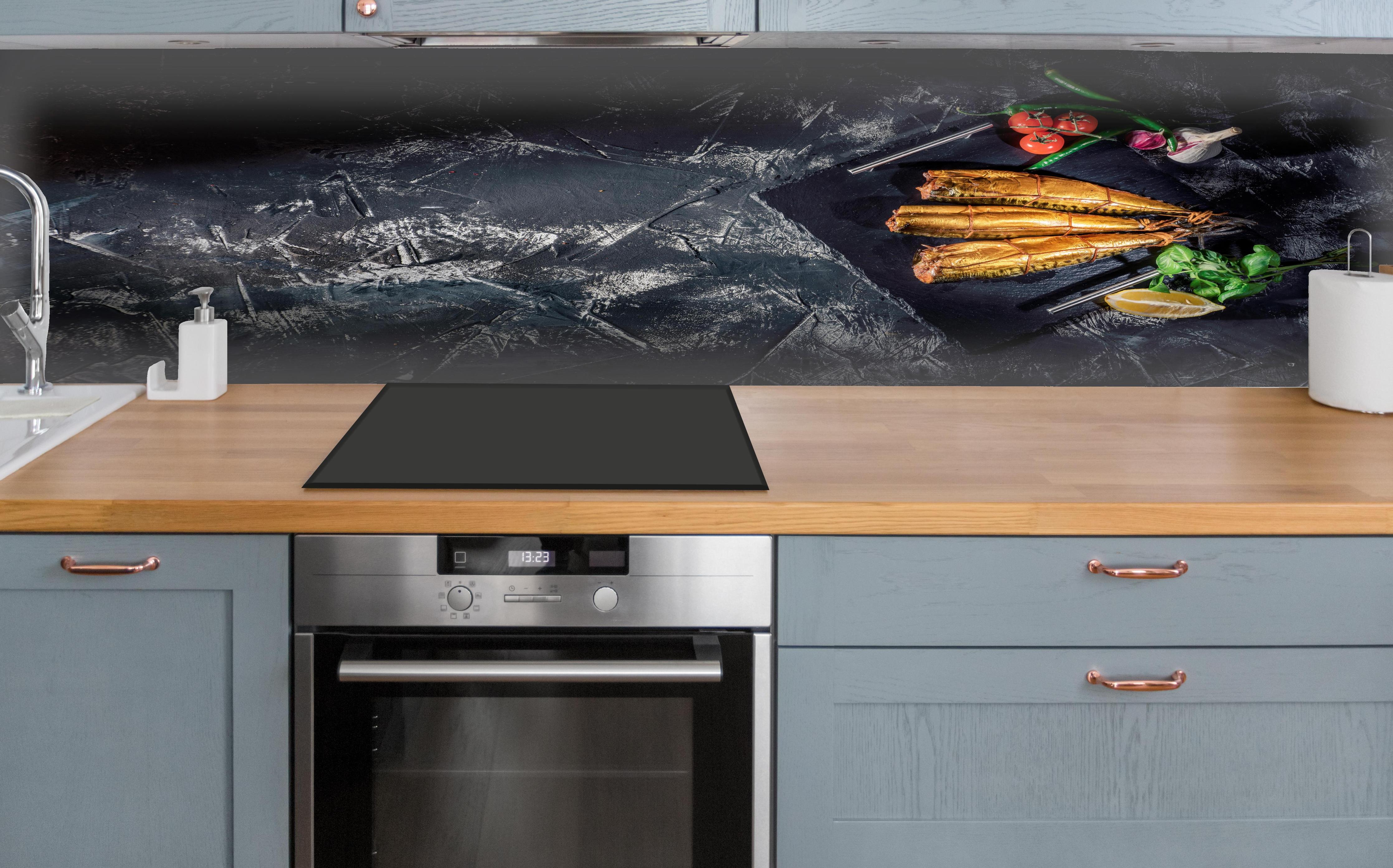 Küche - Räucherfisch auf dunklem Schiefer über polierter Holzarbeitsplatte mit Cerankochfeld