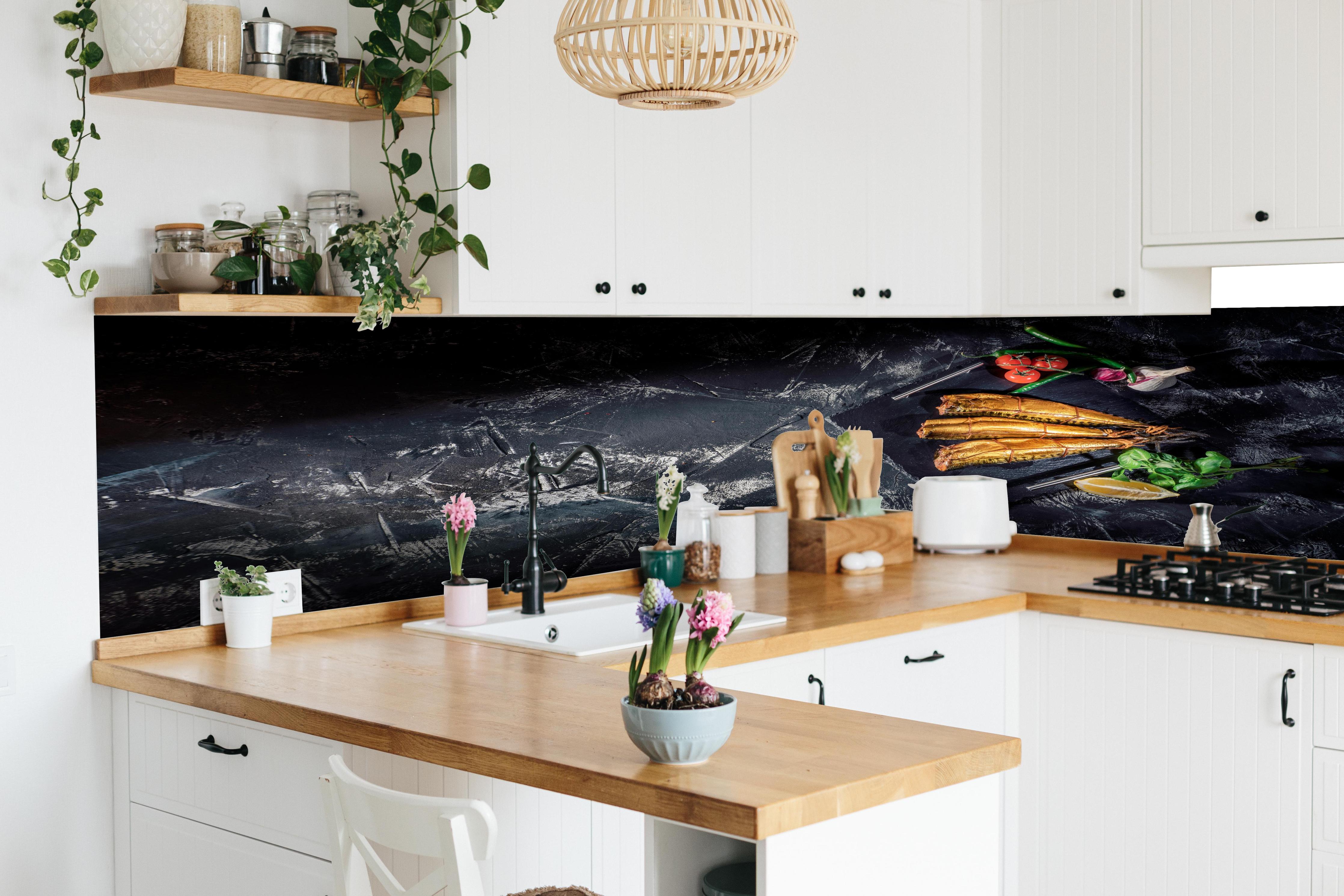 Küche - Räucherfisch auf dunklem Schiefer in lebendiger Küche mit bunten Blumen