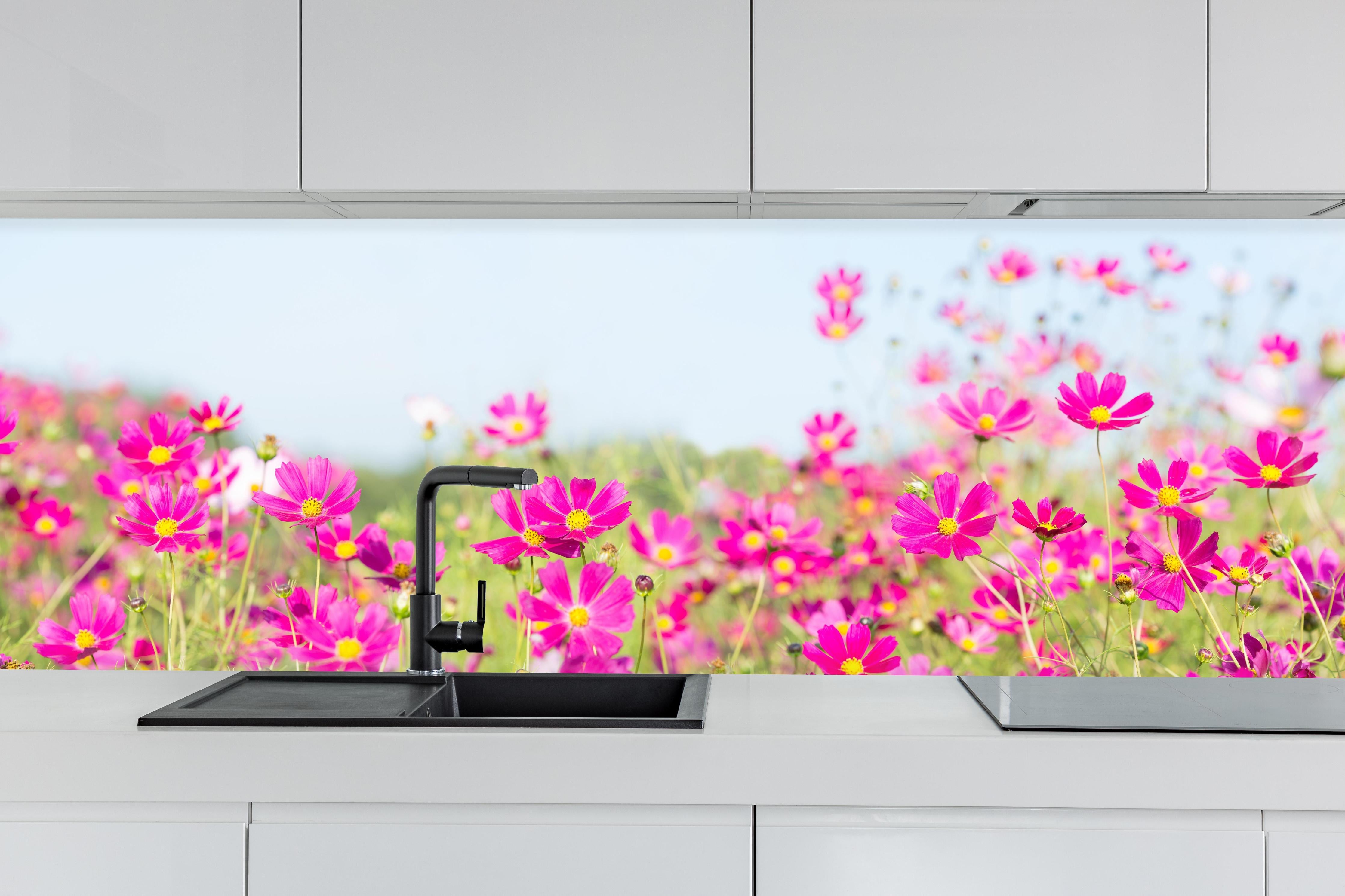 Küche - Rosa Blumenwiese Panorama hinter weißen Hochglanz-Küchenregalen und schwarzem Wasserhahn