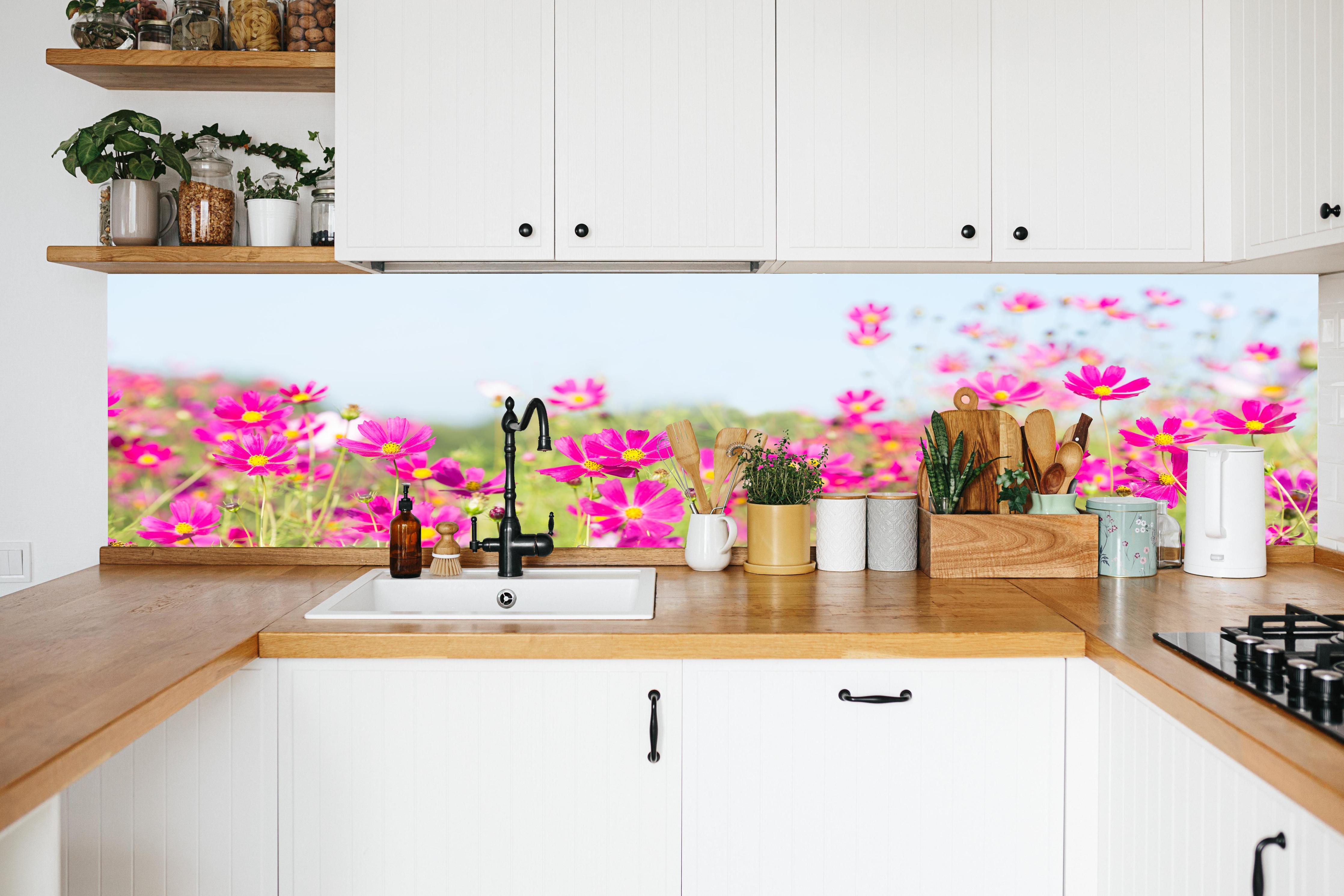 Küche - Rosa Blumenwiese Panorama in weißer Küche hinter Gewürzen und Kochlöffeln aus Holz