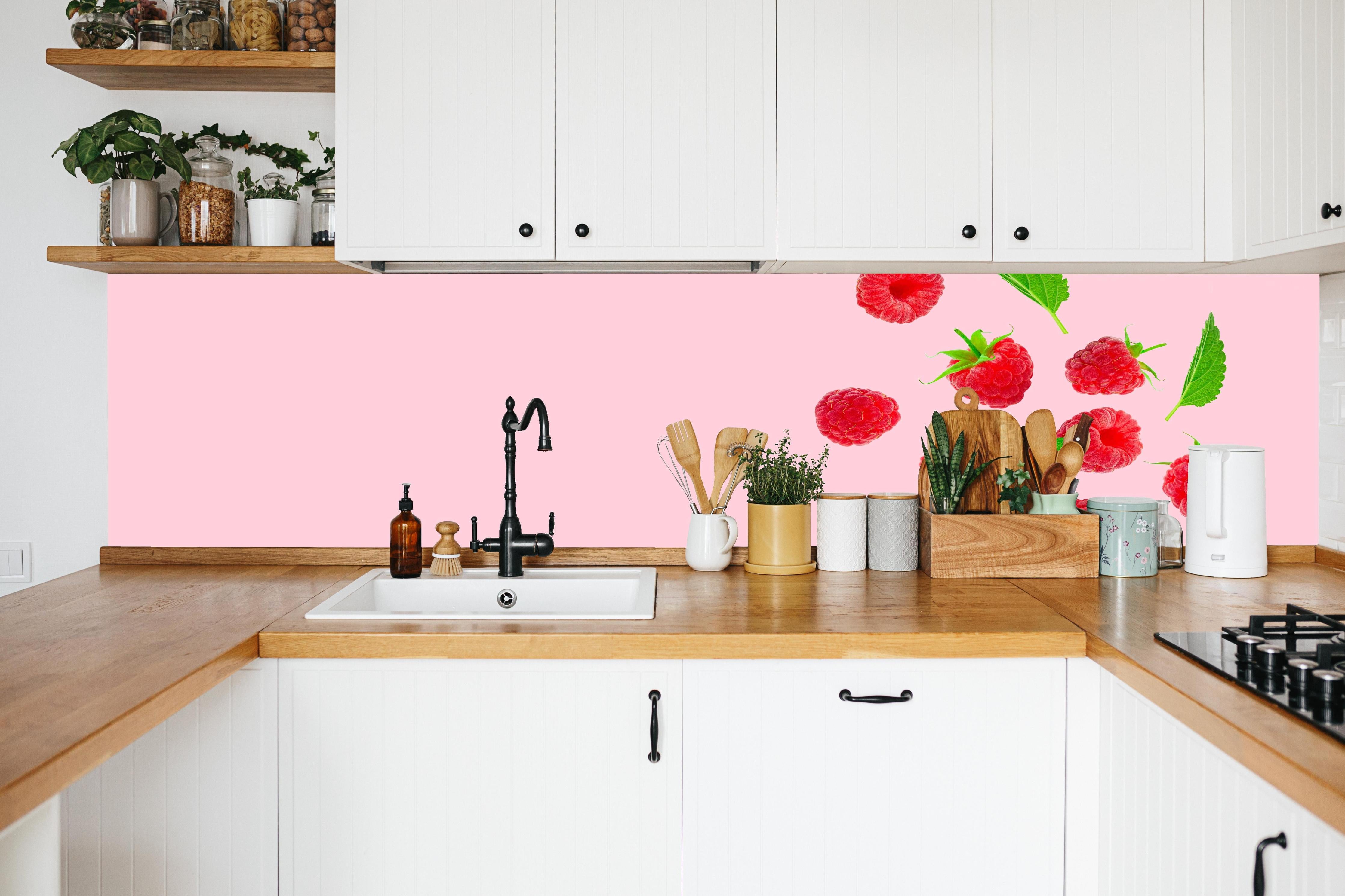 Küche - Rosa Himbeeren mit Minze in weißer Küche hinter Gewürzen und Kochlöffeln aus Holz