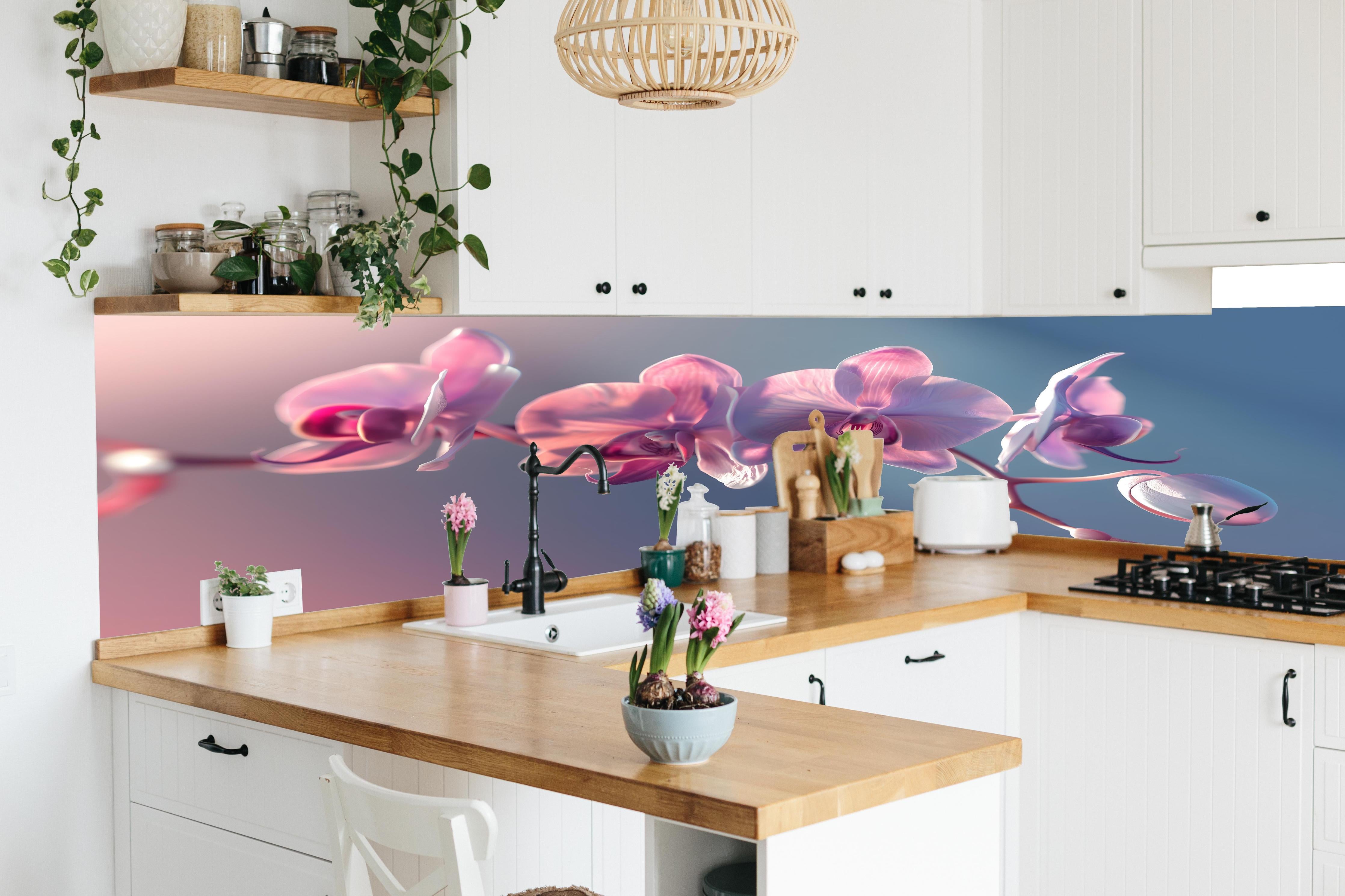 Küche - Rosa Orchideen auf Blau in lebendiger Küche mit bunten Blumen