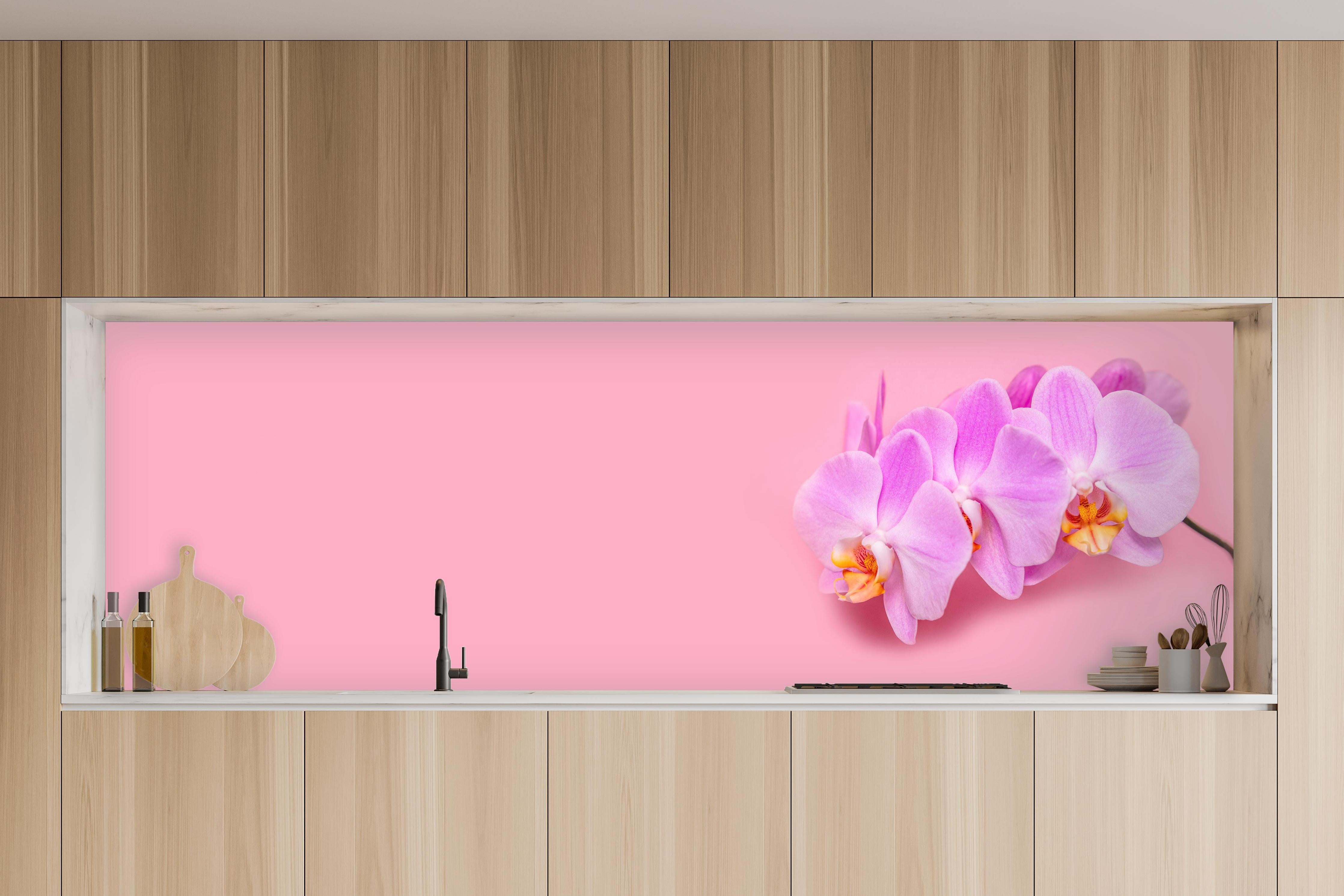 Küche - Rosa Orchideen auf Pink in charakteristischer Vollholz-Küche mit modernem Gasherd