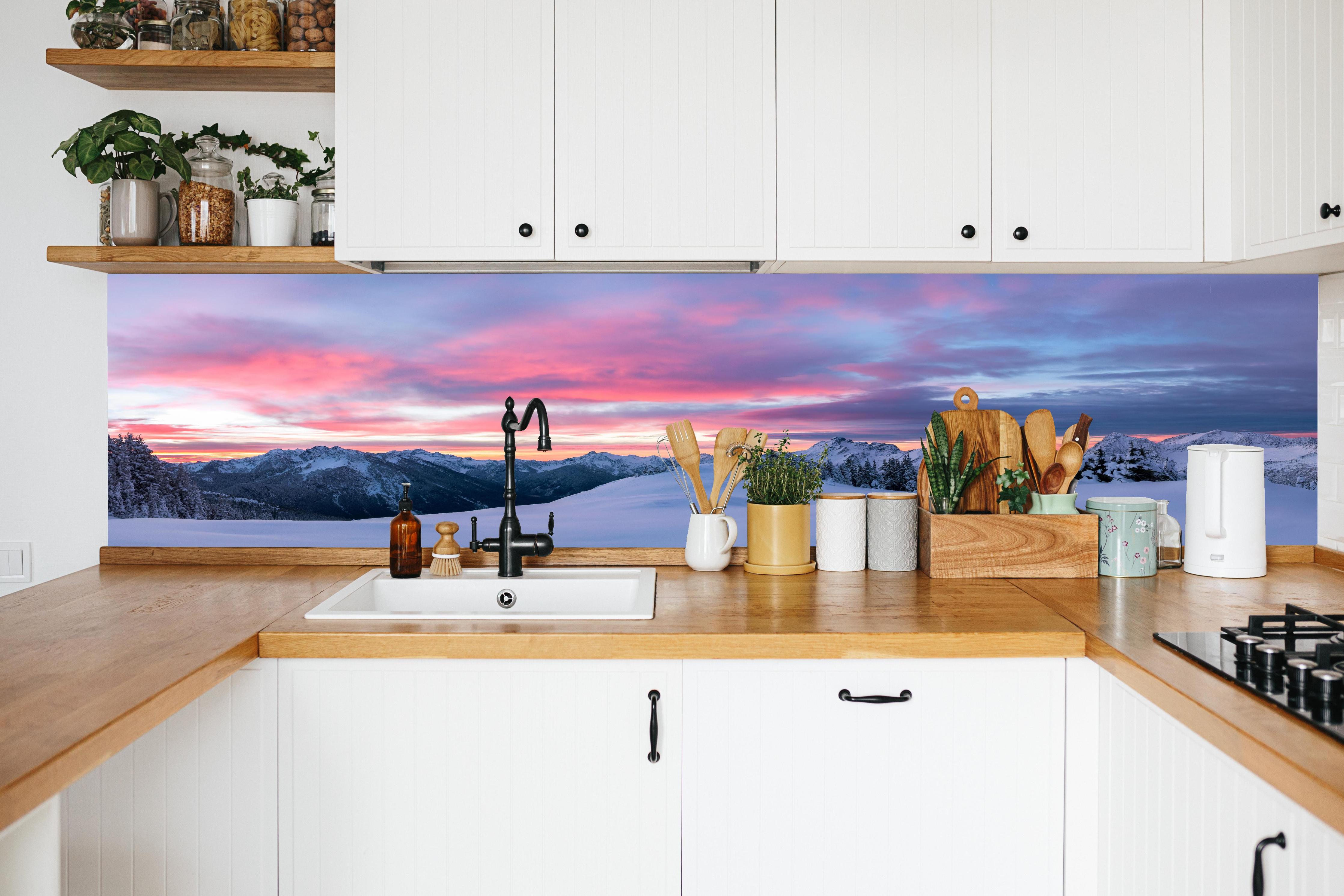 Küche - Rosa Sonnenuntergang Bergpanorama in weißer Küche hinter Gewürzen und Kochlöffeln aus Holz