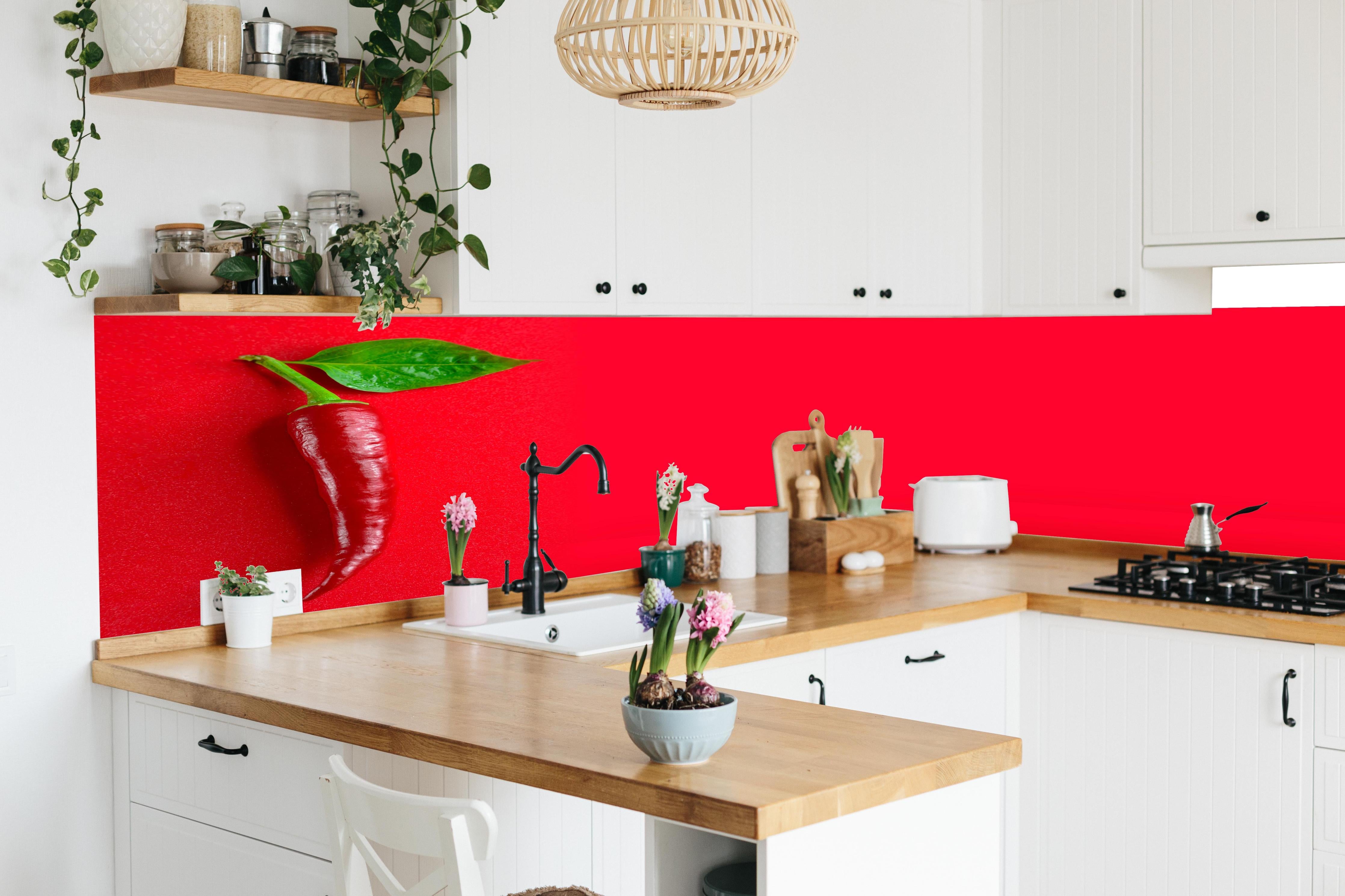 Küche - Rote Chili mit grünem Blatt in lebendiger Küche mit bunten Blumen
