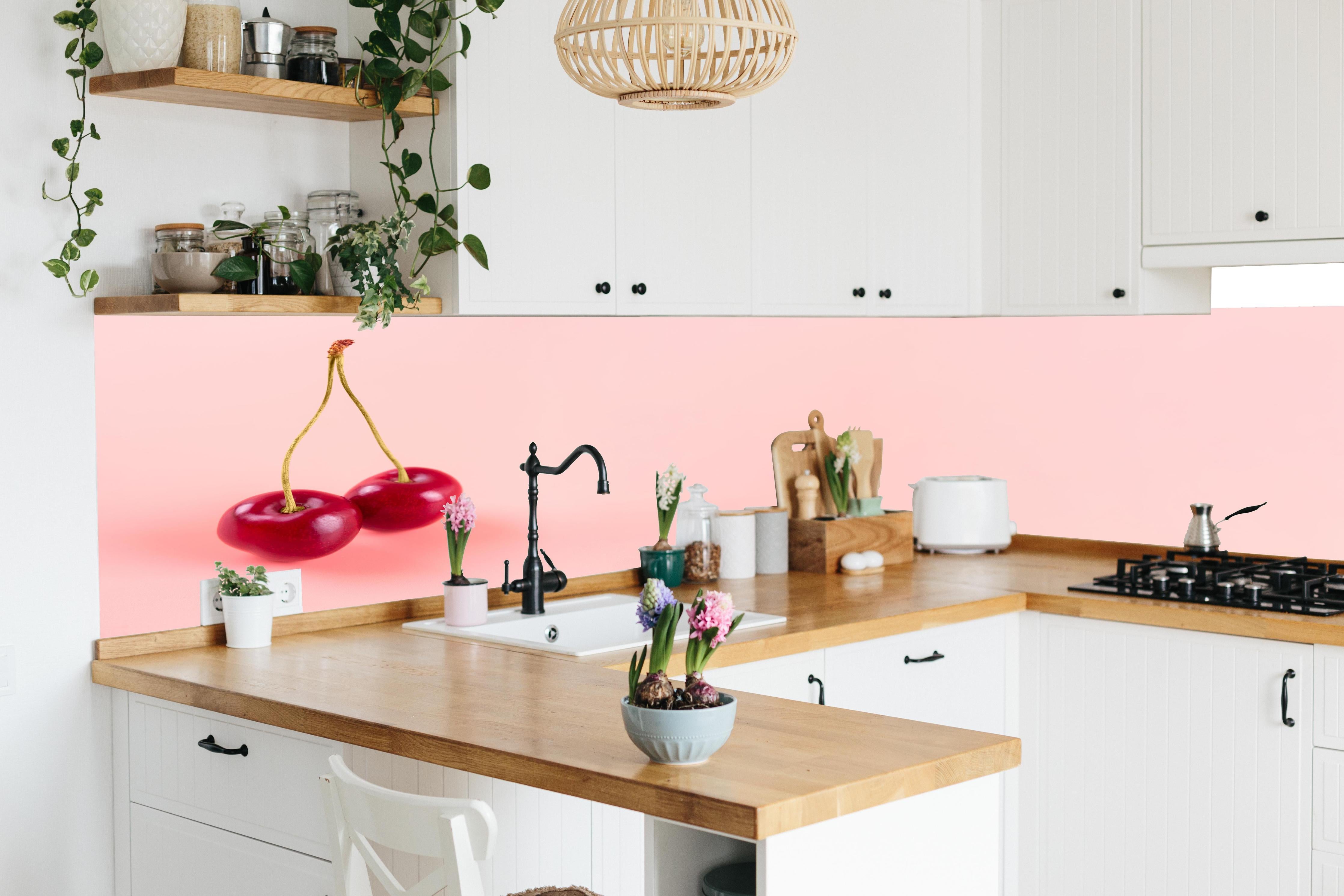 Küche - Rote Kirschen auf Rosa Hintergrund in lebendiger Küche mit bunten Blumen