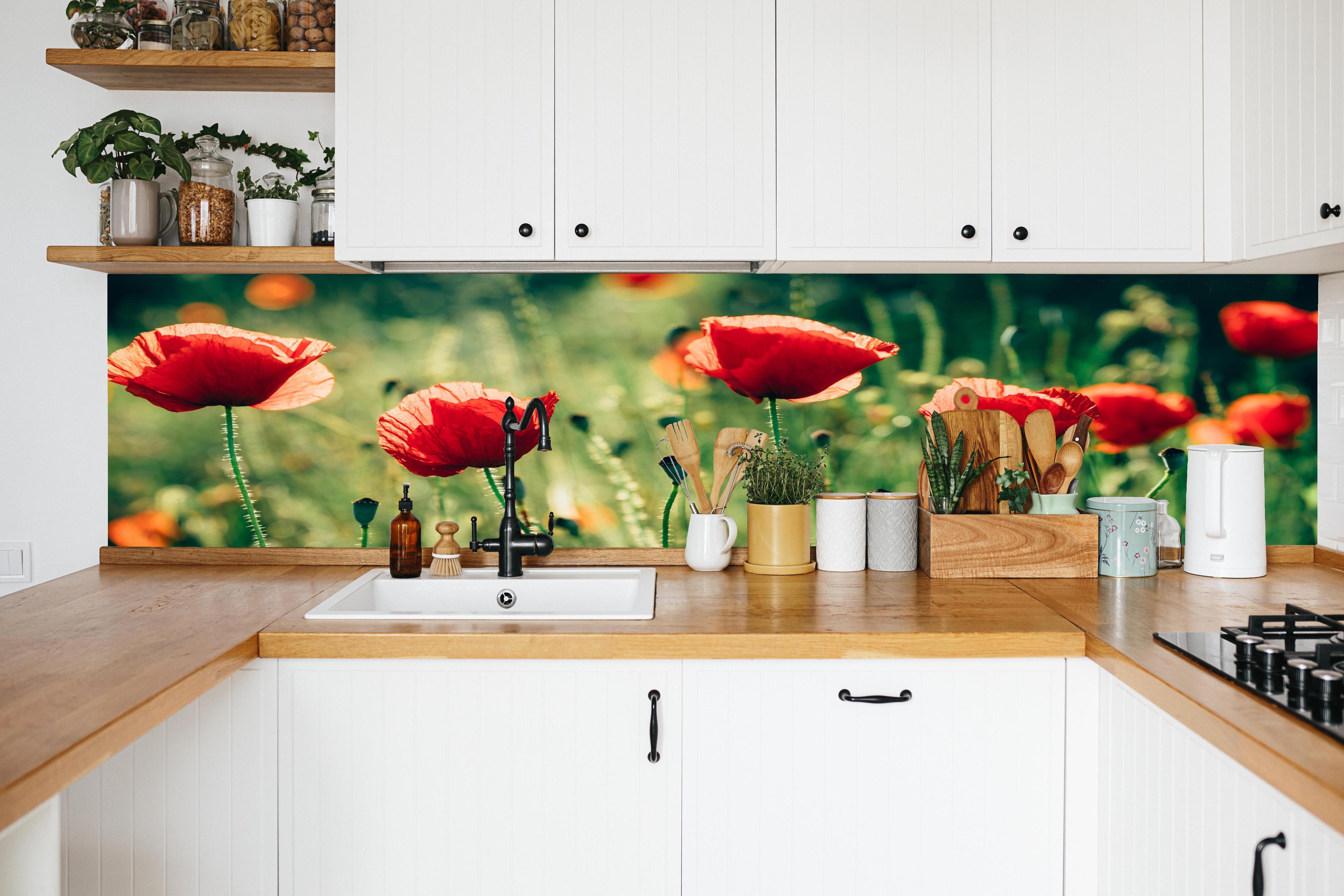 Küche - Rote Mohnblumen Sommerwiese in weißer Küche hinter Gewürzen und Kochlöffeln aus Holz