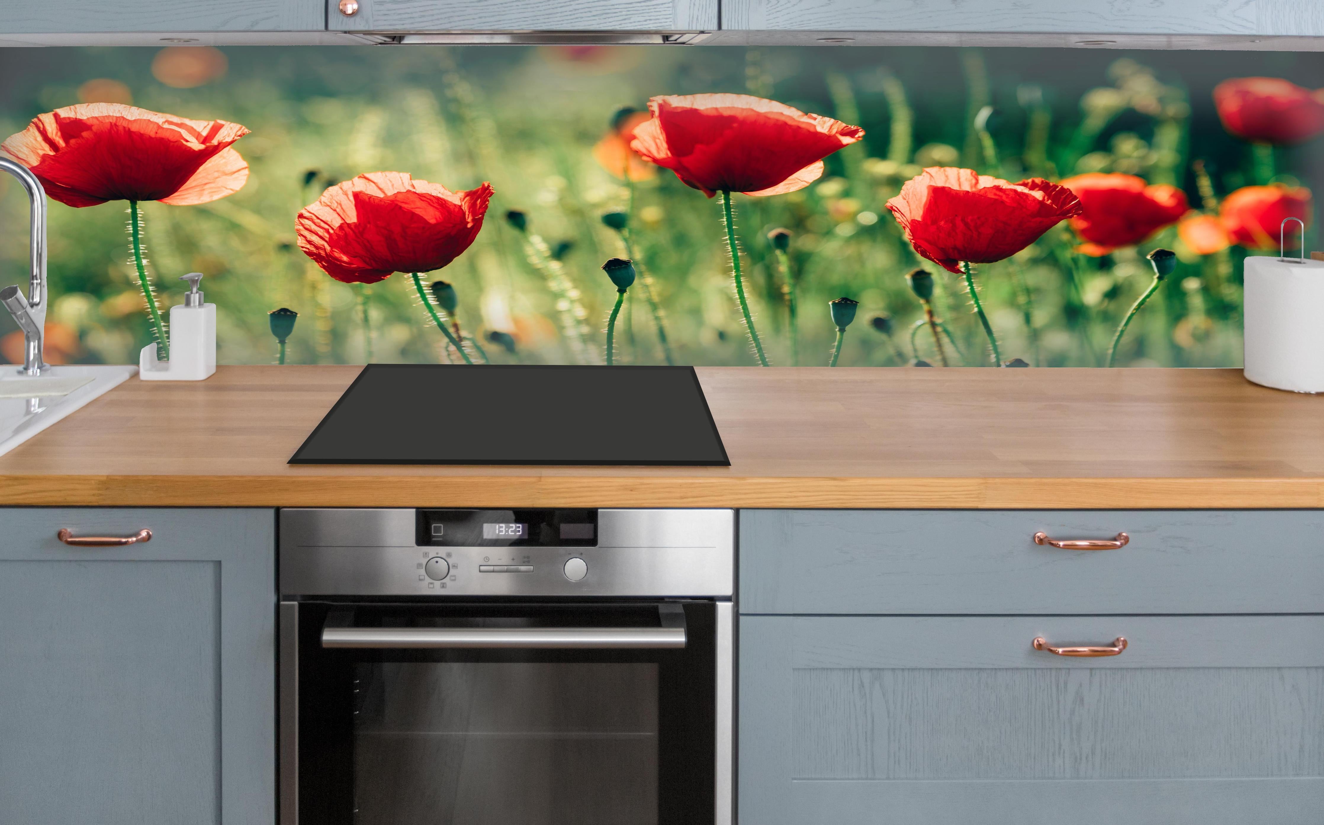 Küche - Rote Mohnblumen Sommerwiese über polierter Holzarbeitsplatte mit Cerankochfeld