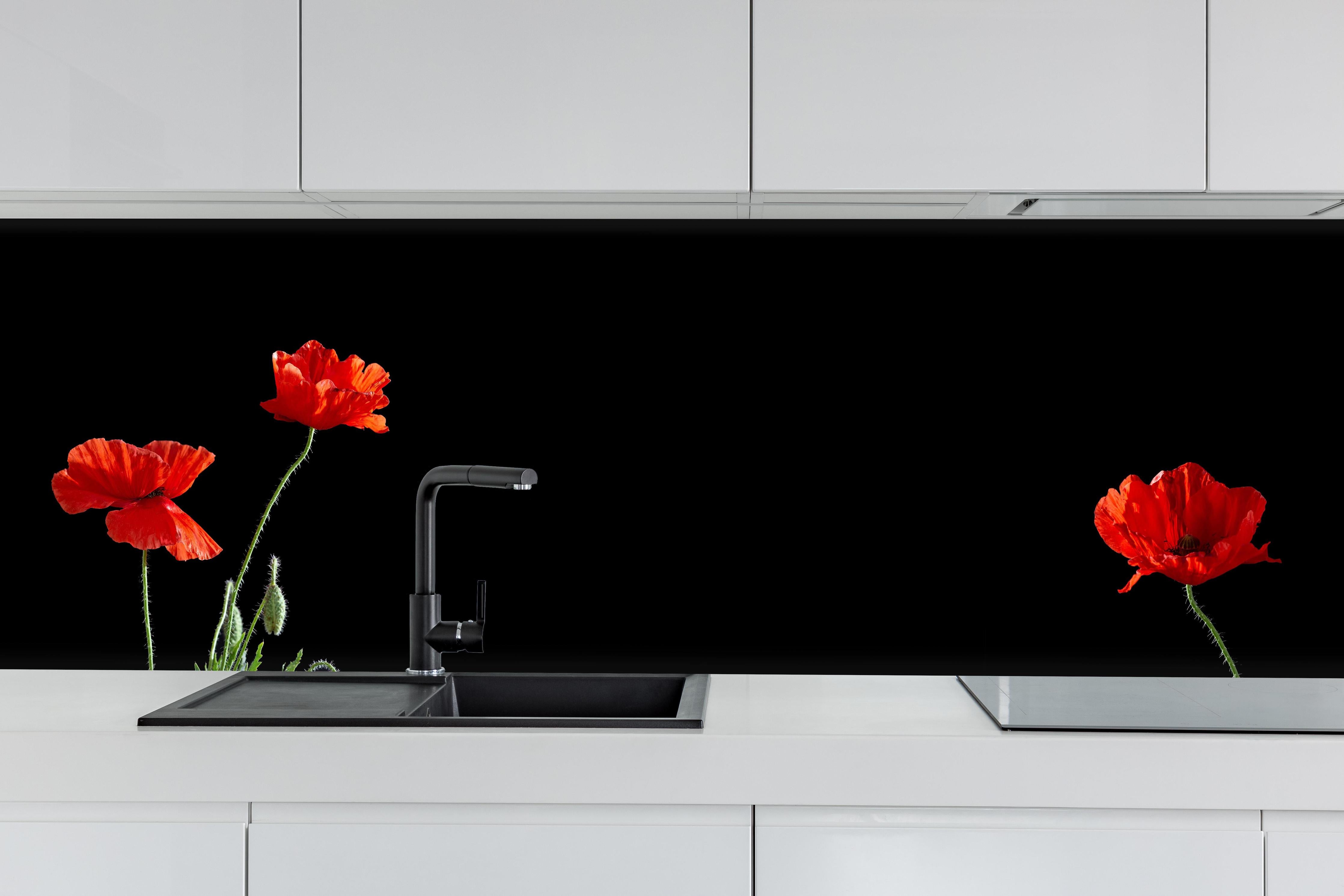 Küche - Rote Mohnblumen auf Schwarz hinter weißen Hochglanz-Küchenregalen und schwarzem Wasserhahn