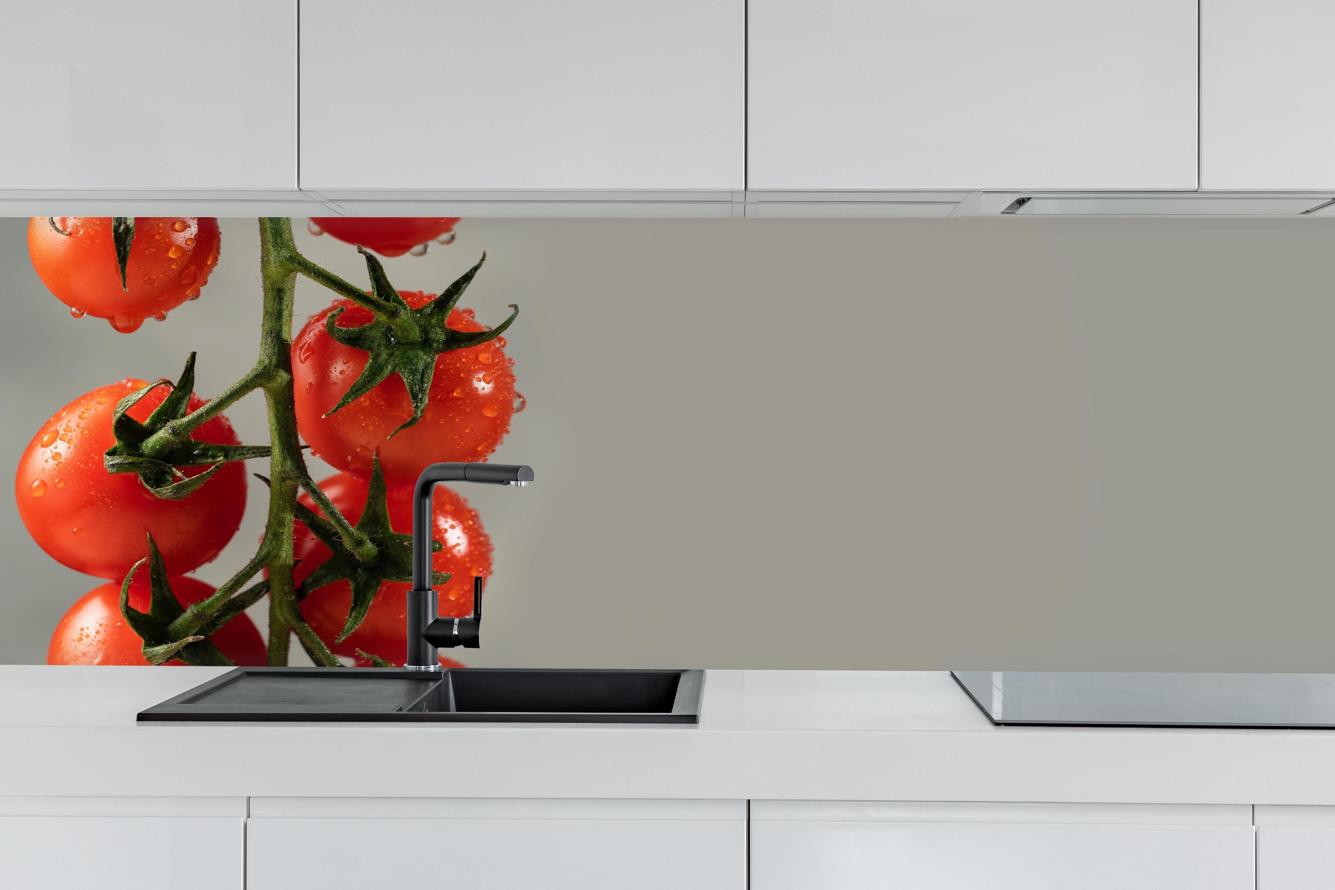 Küche - Rote Tomaten auf Grau hinter weißen Hochglanz-Küchenregalen und schwarzem Wasserhahn