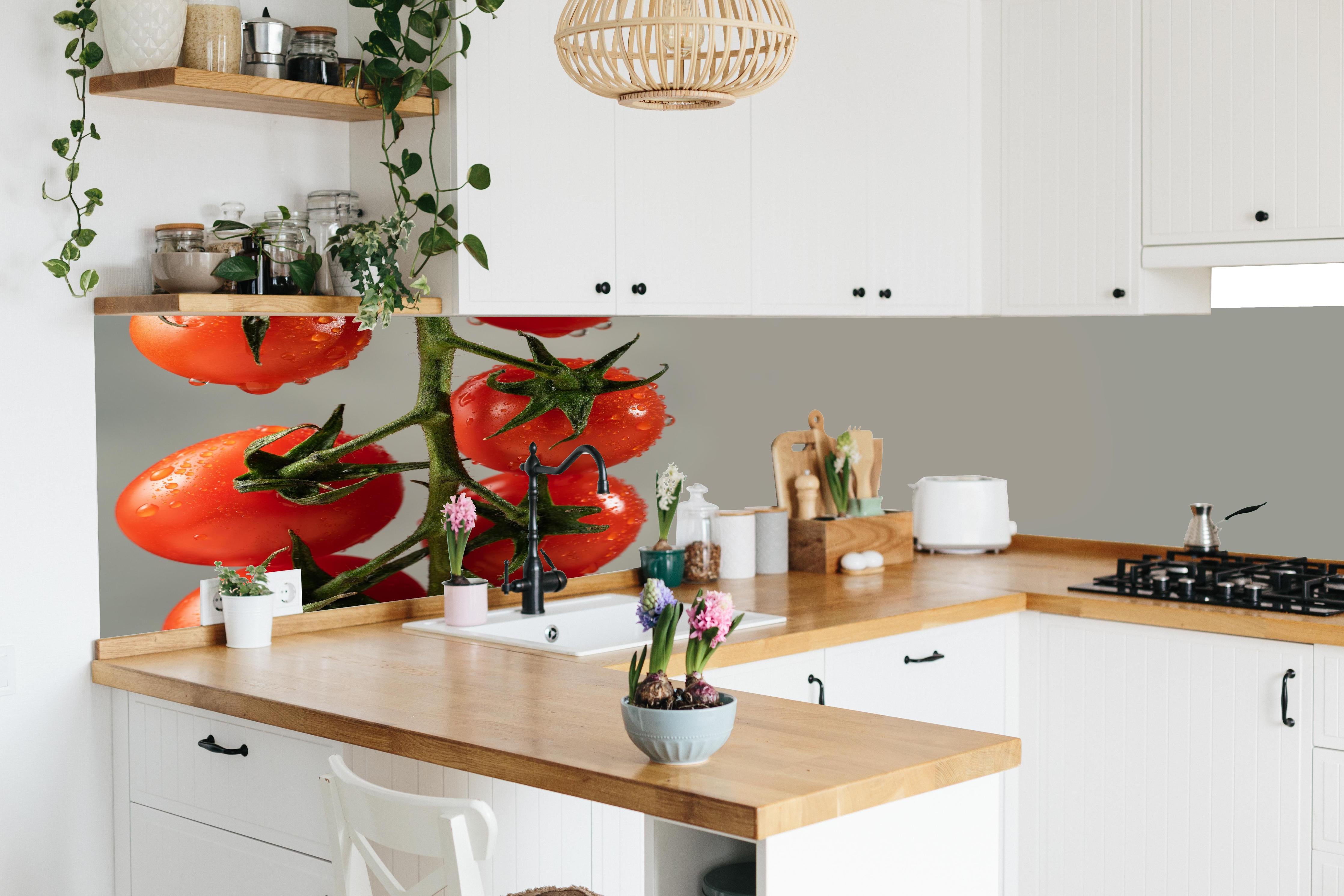 Küche - Rote Tomaten auf Grau in lebendiger Küche mit bunten Blumen