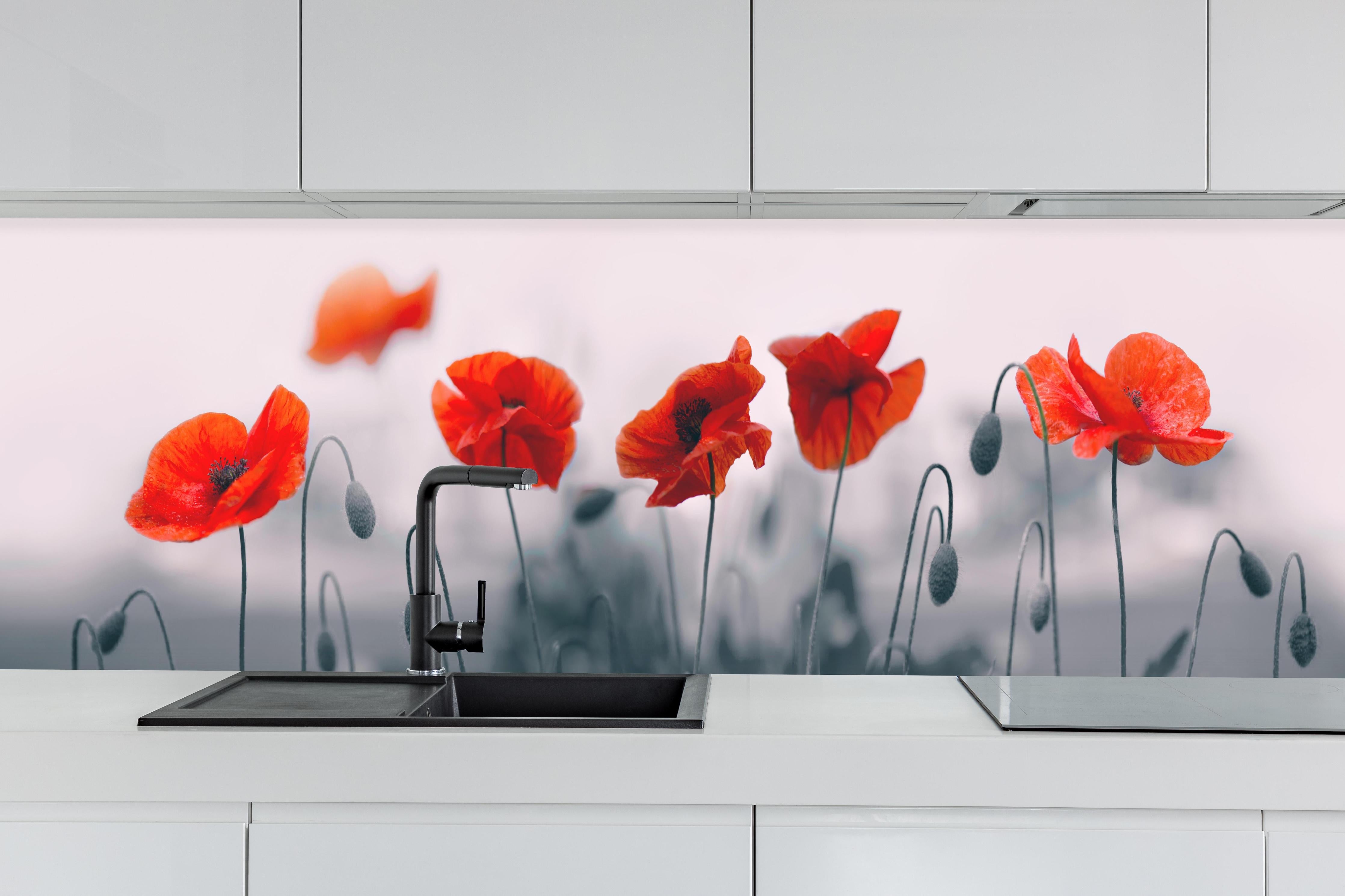 Küche - Roter Mohn auf hellem Hintergrund hinter weißen Hochglanz-Küchenregalen und schwarzem Wasserhahn
