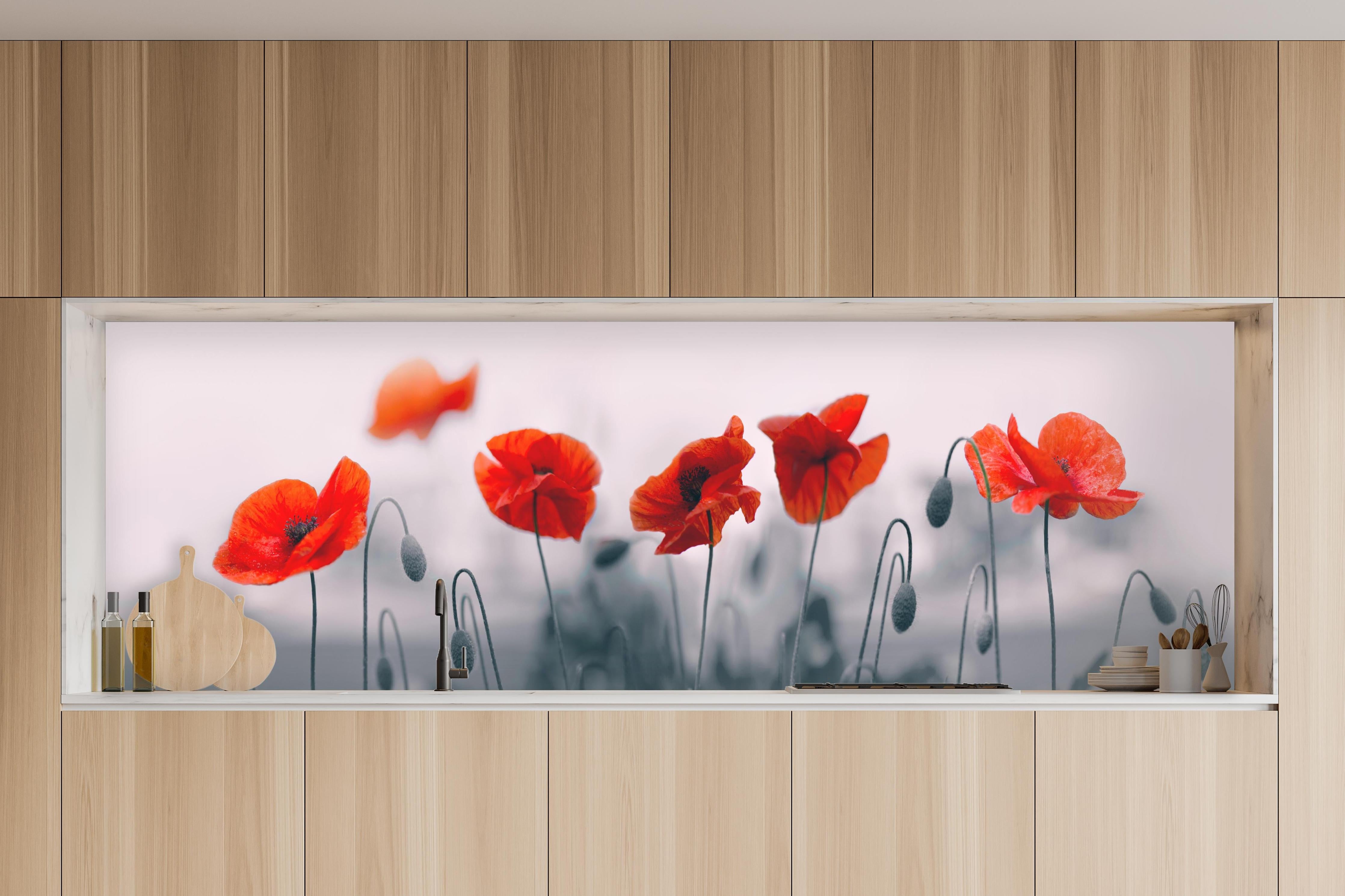 Küche - Roter Mohn auf hellem Hintergrund in charakteristischer Vollholz-Küche mit modernem Gasherd