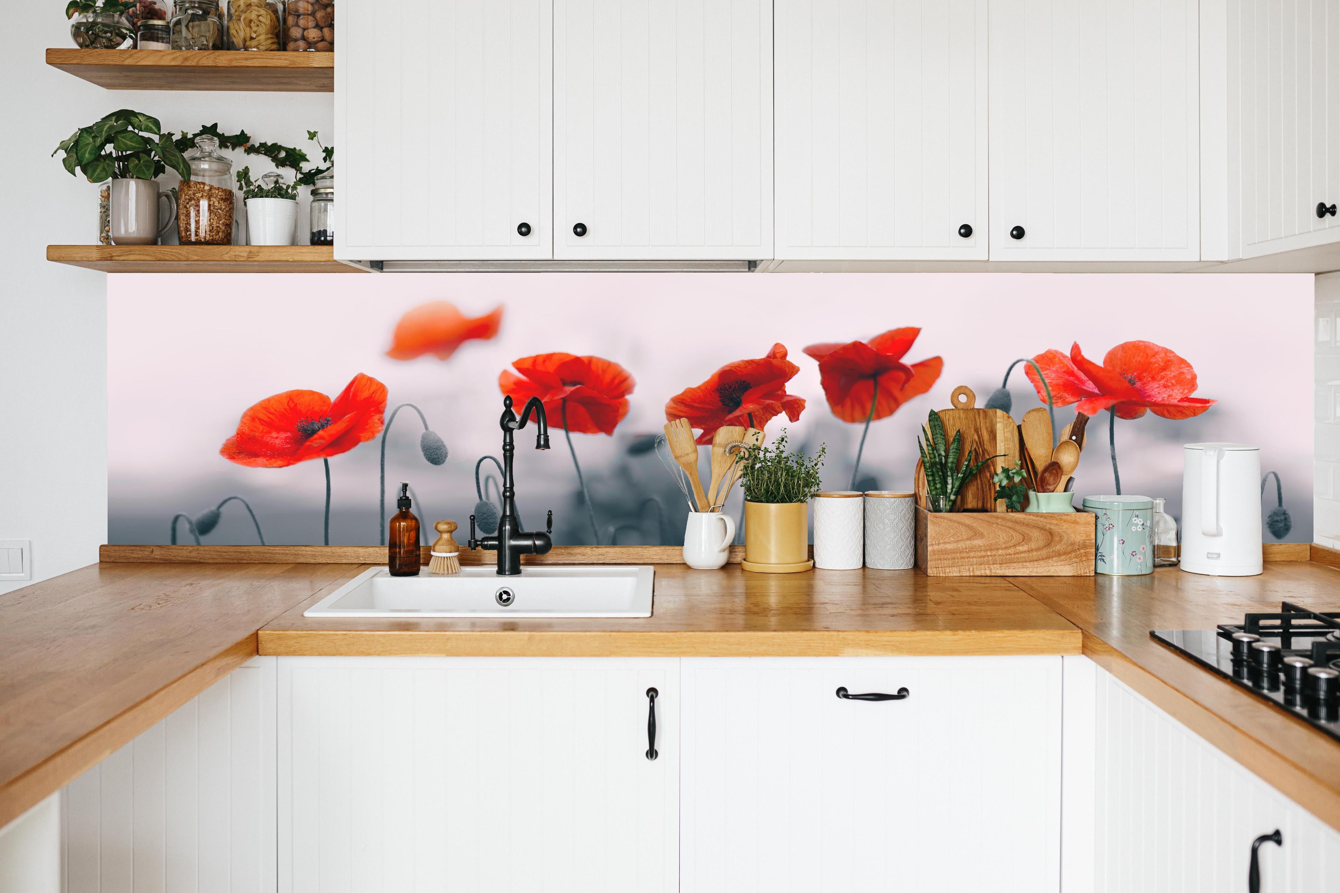 Küche - Roter Mohn auf hellem Hintergrund in weißer Küche hinter Gewürzen und Kochlöffeln aus Holz