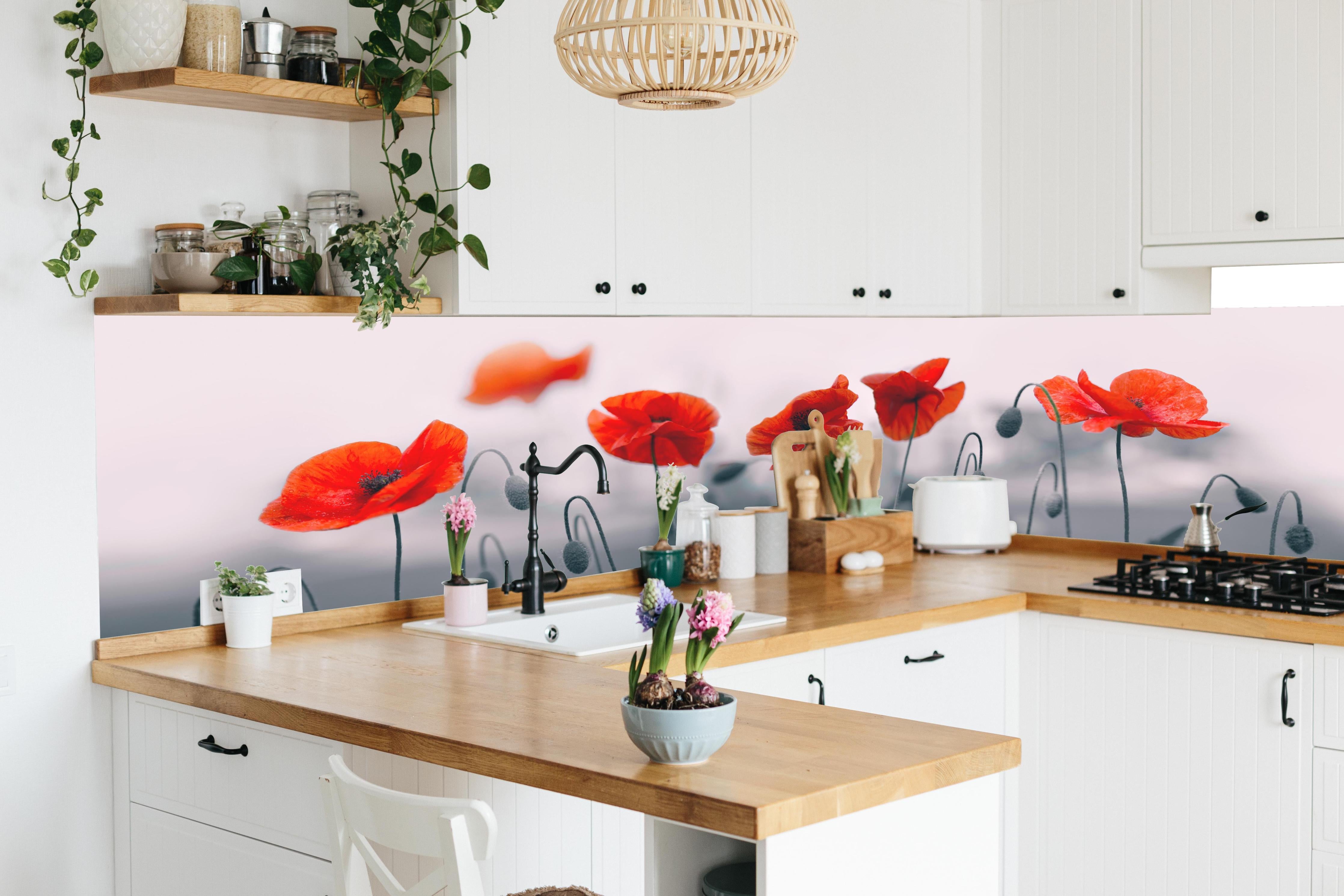 Küche - Roter Mohn auf hellem Hintergrund in lebendiger Küche mit bunten Blumen