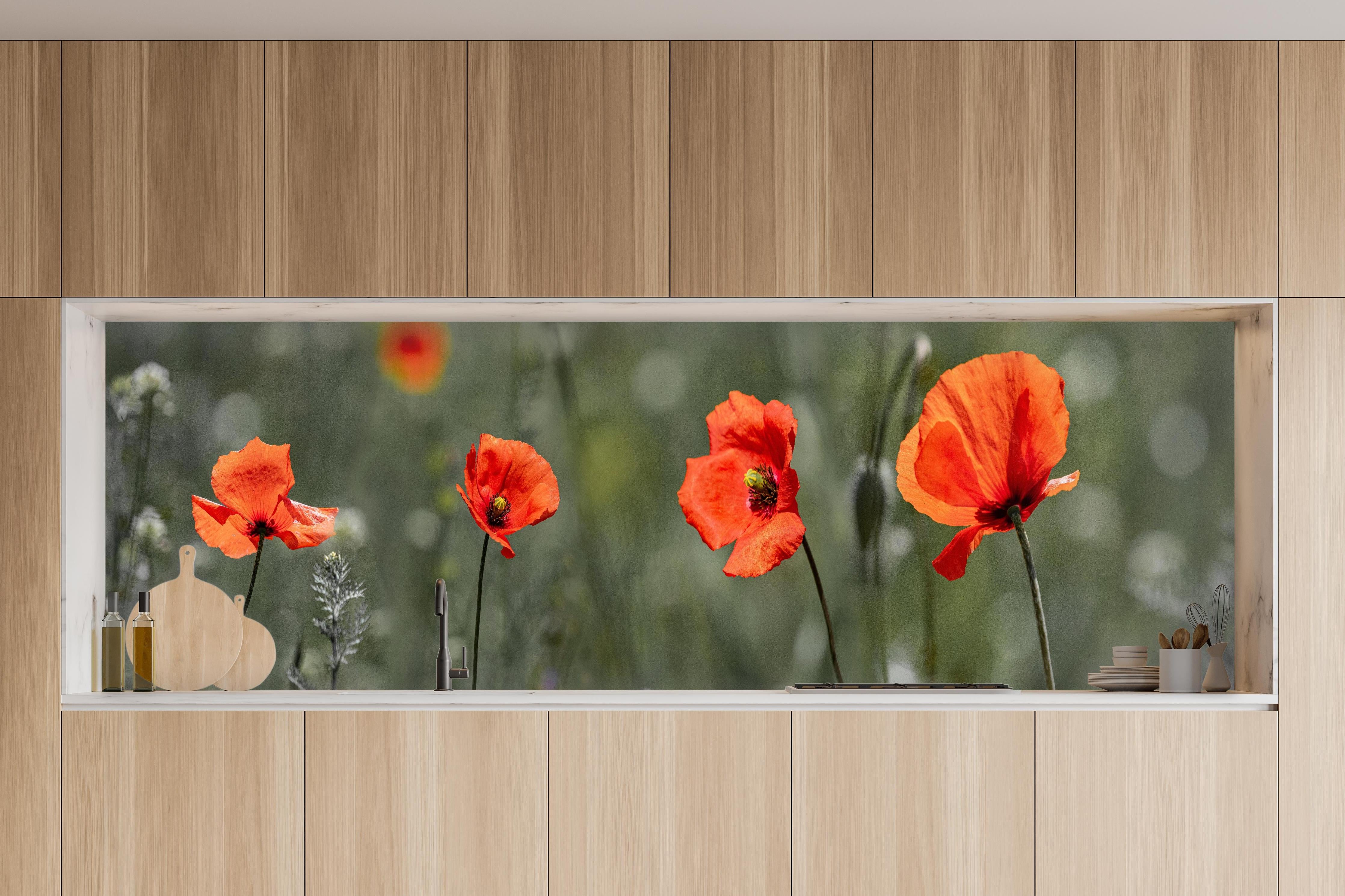 Küche - Roter Mohn inmitten des Grüns in charakteristischer Vollholz-Küche mit modernem Gasherd