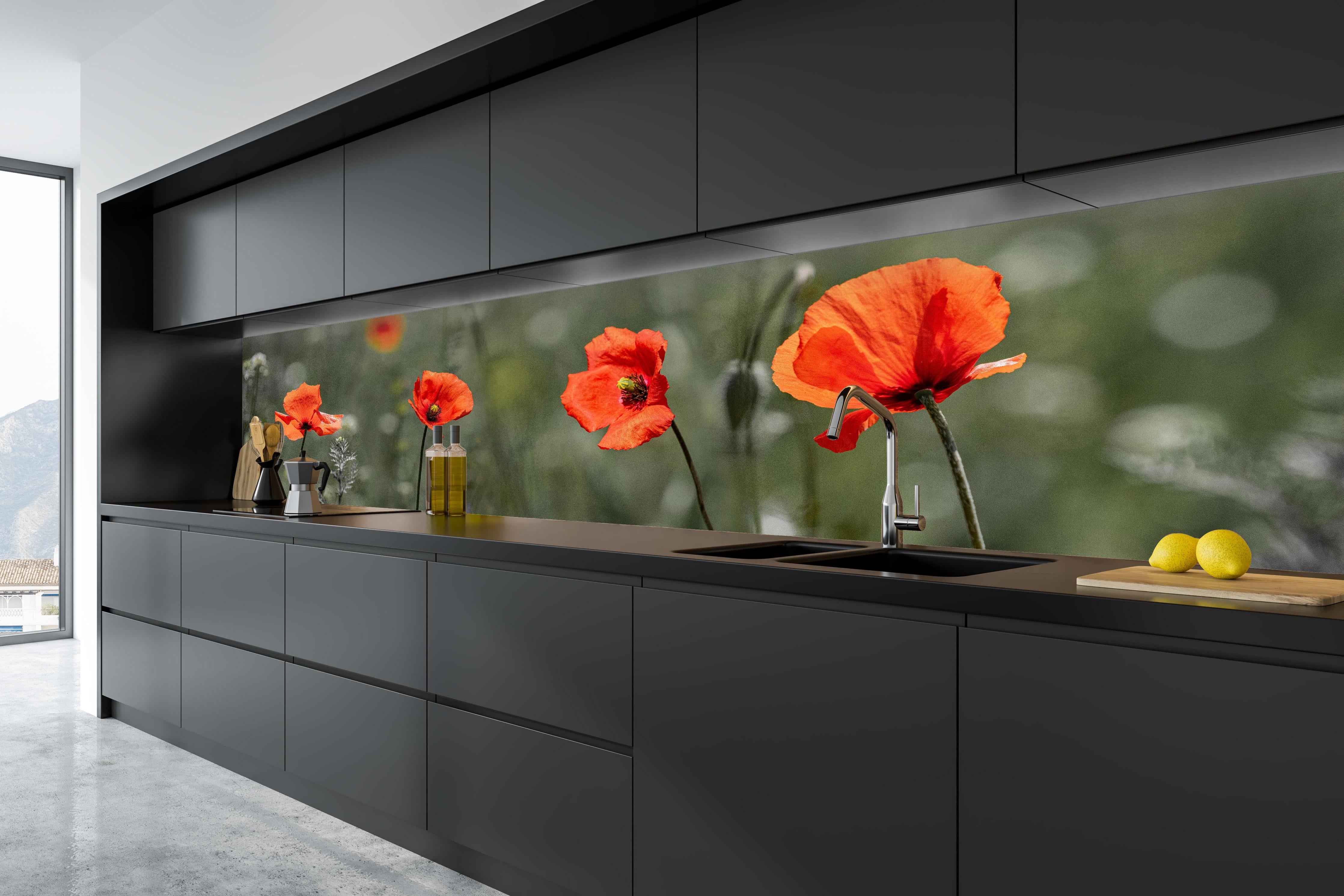 Küche - Roter Mohn inmitten des Grüns in tiefschwarzer matt-premium Einbauküche