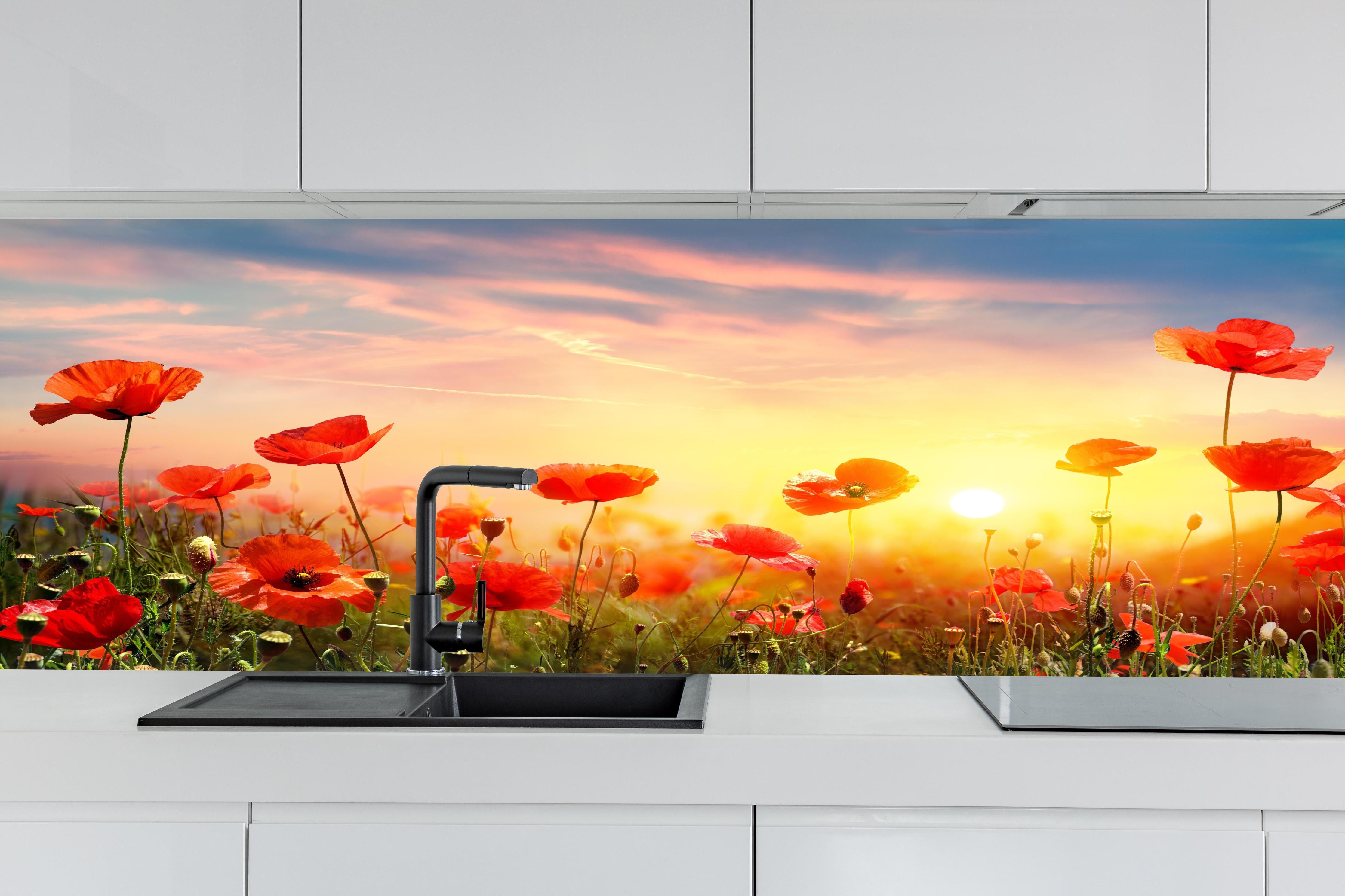 Küche - Roter Mohnfeld Sonnenaufgang hinter weißen Hochglanz-Küchenregalen und schwarzem Wasserhahn